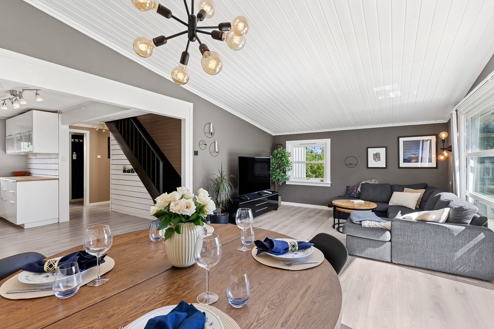 Stuen er malt i en behagelig fargetone og har laminat på gulvet. Galleribilde