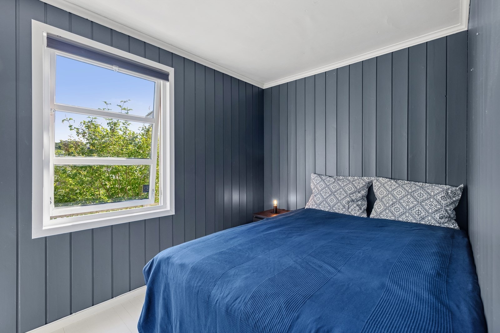 Soverom i 1. etasje. Her er det plass til seng og en praktisk skyvedørsgarderobe. Galleribilde