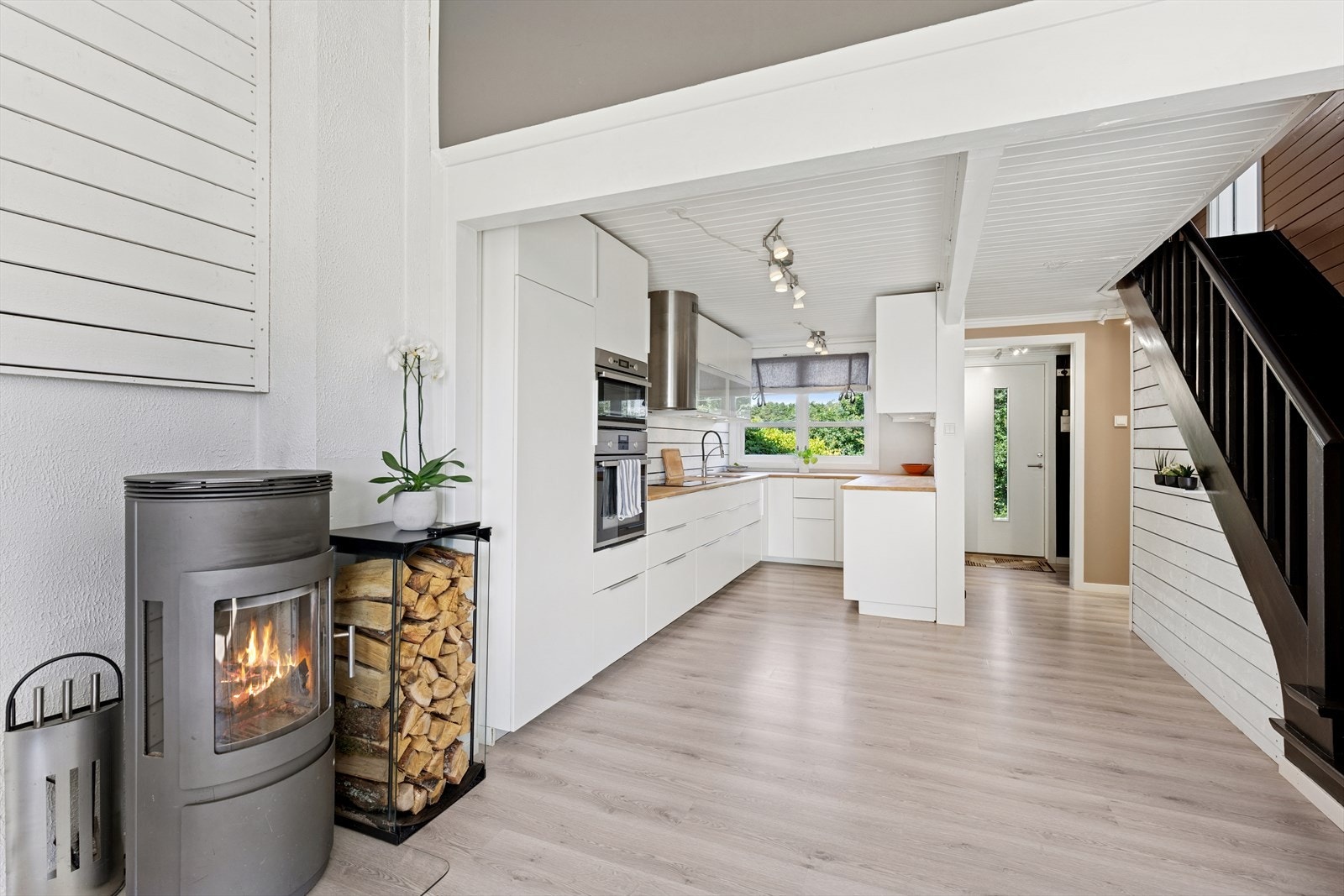 Kjøkkenet ligger i åpen løsning til stuen. Galleribilde