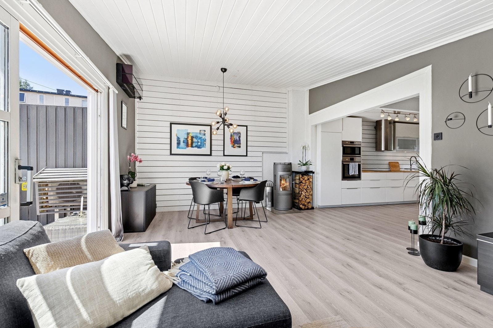 Peisovn gir en trivelig atmosfære på kjølige dager. Her er det også varmepumpe, montert i 2022. Galleribilde