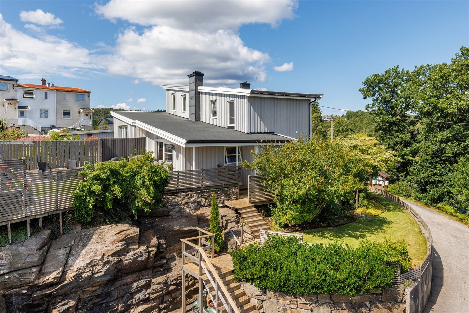 Du finner flotte rekreasjonsmuligheter i området med badevann og turløyper. Sjøluft og svaberg i Augland og på Storenes. Galleribilde