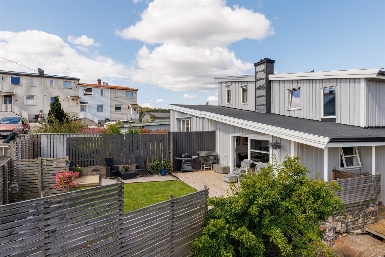 Dette er en innholdsrik halvpart av en vertikaldelt tomannsbolig som ligger fint til i et veletablert og rolig område i Vågsbygd. Her bor du barnevennlig, med kort vei til både skole, barnehage og dagligvare. Galleribilde
