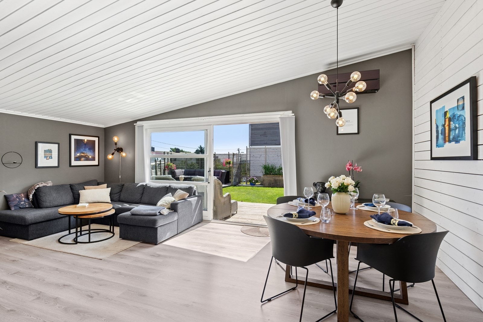 Innbydende stue med god plass til sofagruppe og spisebord. Galleribilde