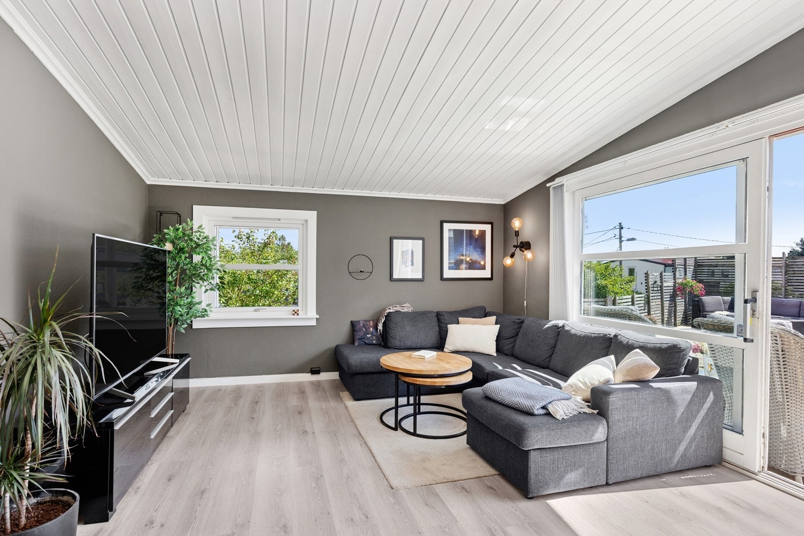 Store vindusflater slipper inn rikelig med naturlig lys. Galleribilde