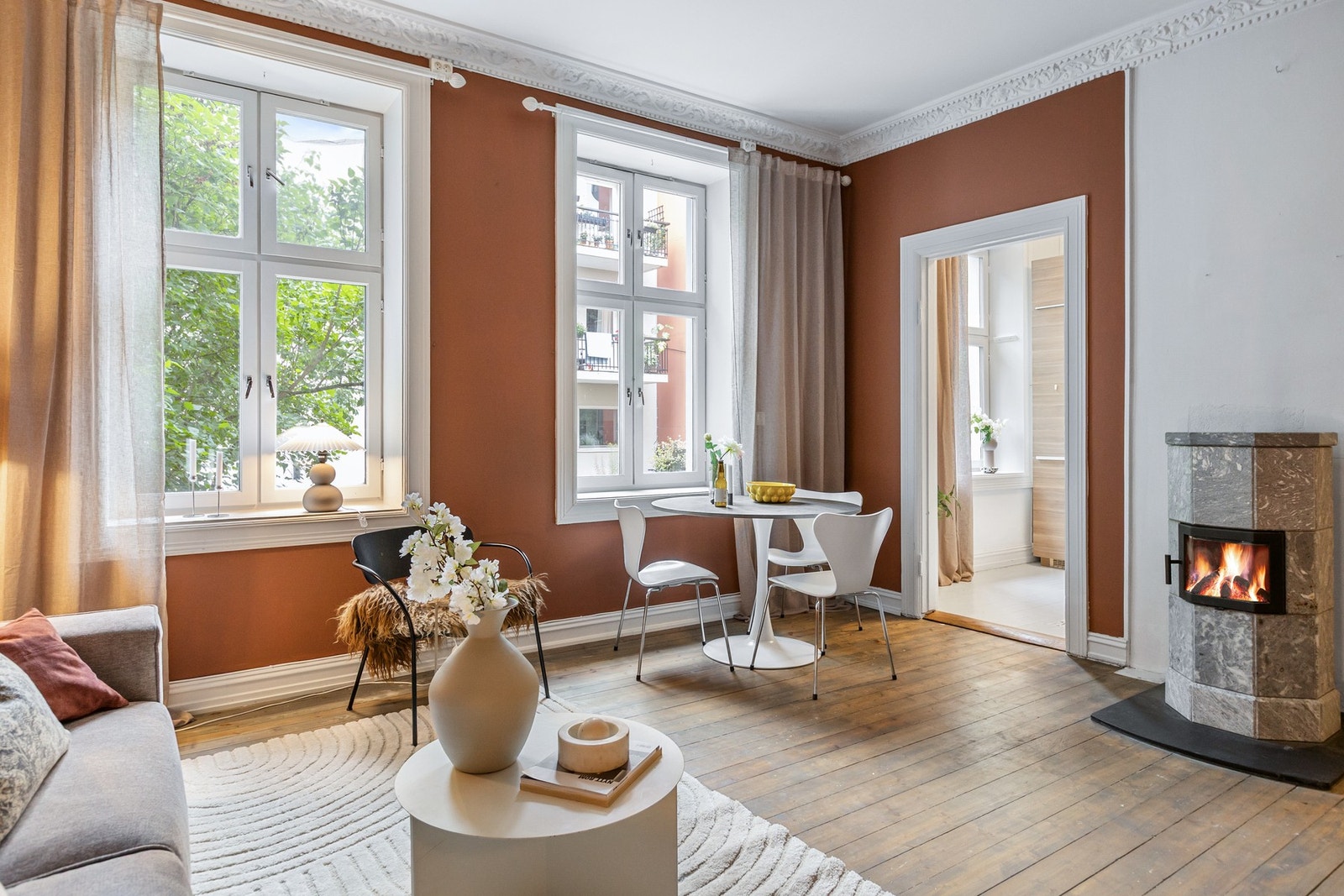 Det er plassert en peisovn med glassdør i stuen for ekstra varme og hygge på kaldere dager. Galleribilde