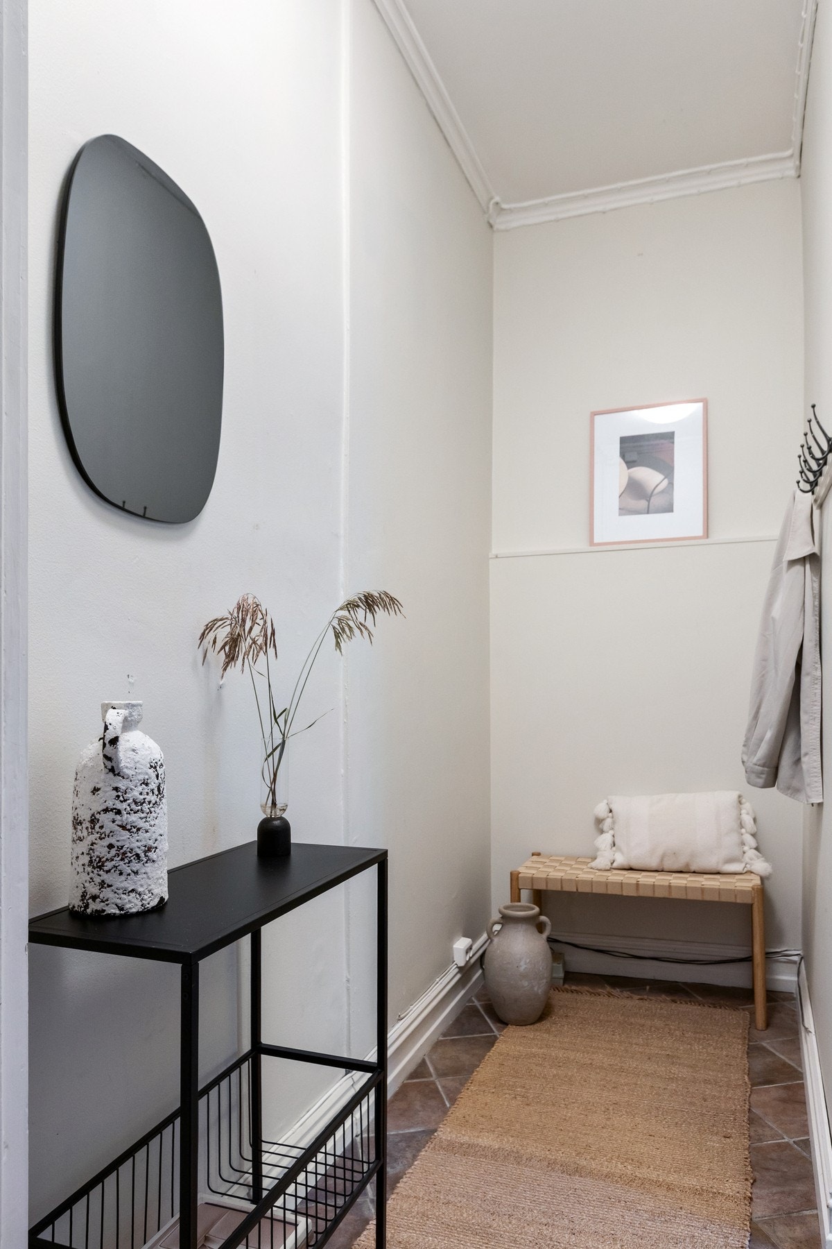 Entréen gir et flott førsteinntrykk av boligen med deres moderne fargevalg og flislagte gulv. Galleribilde