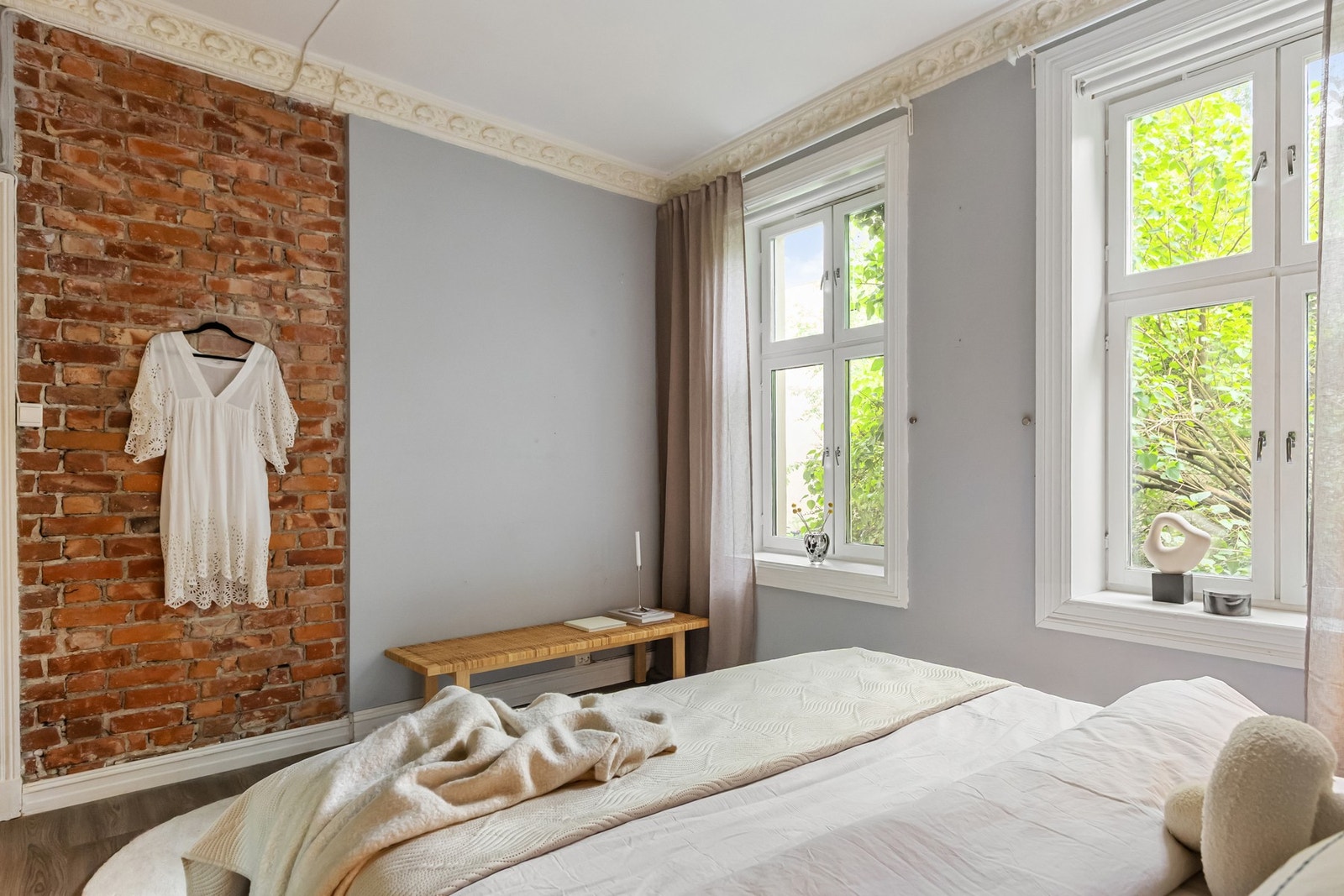 En pen murvegg skaper et kontrastrikt og pent uttrykk i kombinasjon med malte overflater. Galleribilde