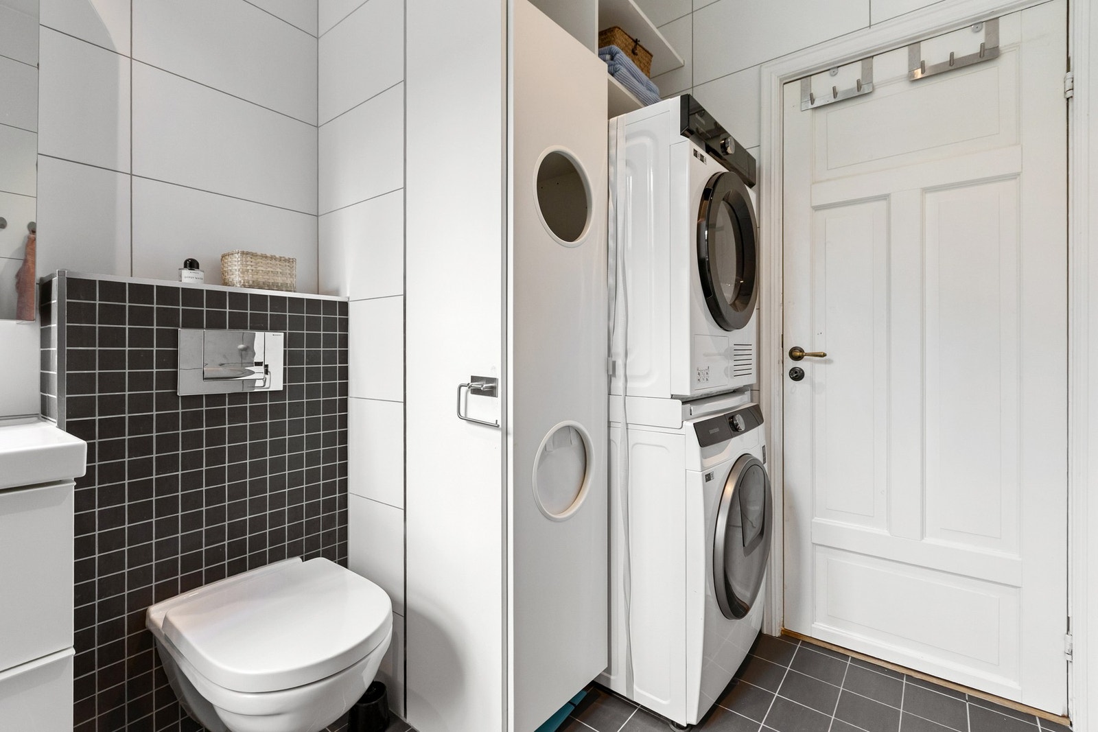 Badet ble rehabilitert i 2015 og har flislagte overflater, samt behagelig gulvvarme. . Øvrig har badet dusj med infellbare dører, vegghengt toalett og opplegg for vaskemaskin.. Galleribilde