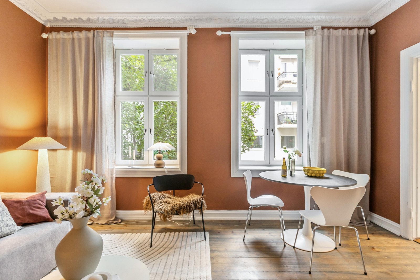 Det er god plass for sofa med tilhørende møblement og en sosial spisegruppe. Galleribilde