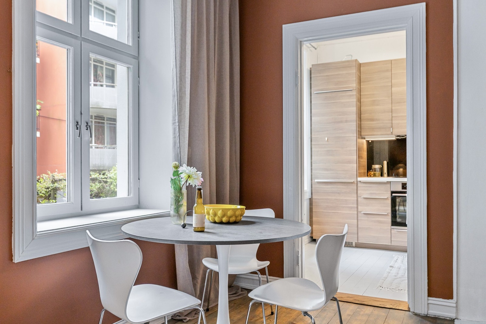 Store vindusflater sørger for rikelig med naturlig lysinnslipp. Galleribilde