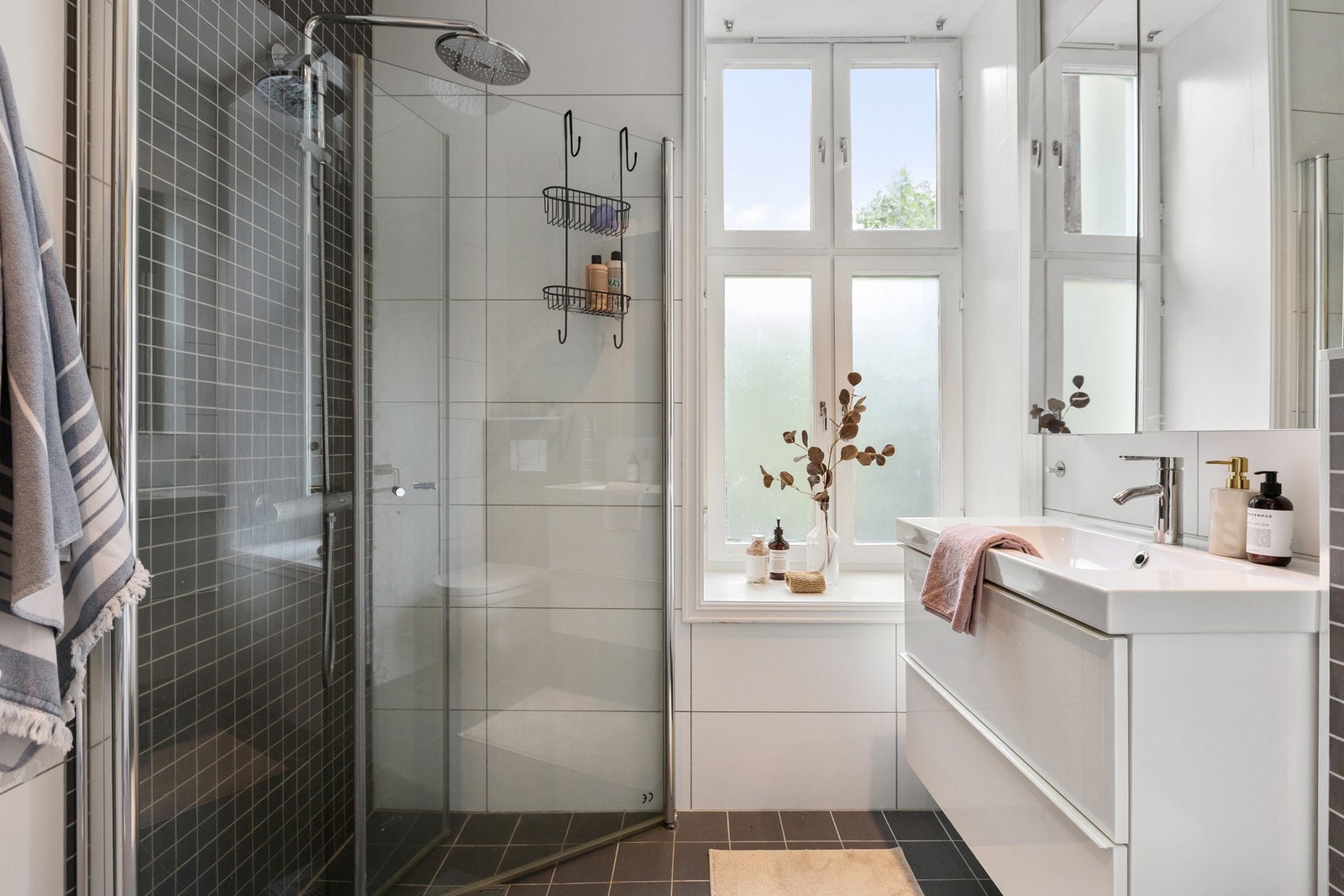 I direkte tilknytning til soverommet ligger boligens bad. Galleribilde