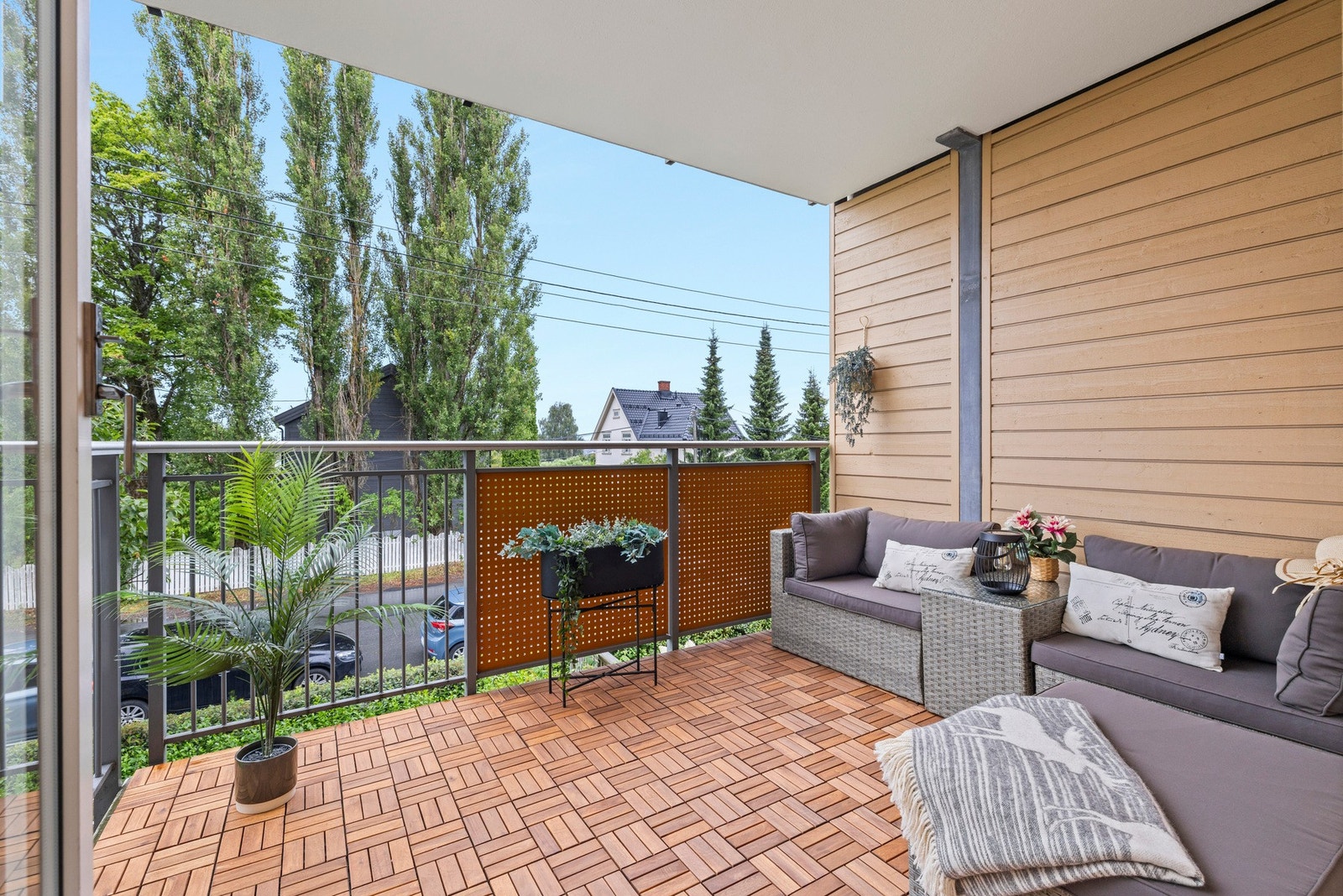 Stor og fin balkong på hele 9m² og med flotte solforhold! Galleribilde