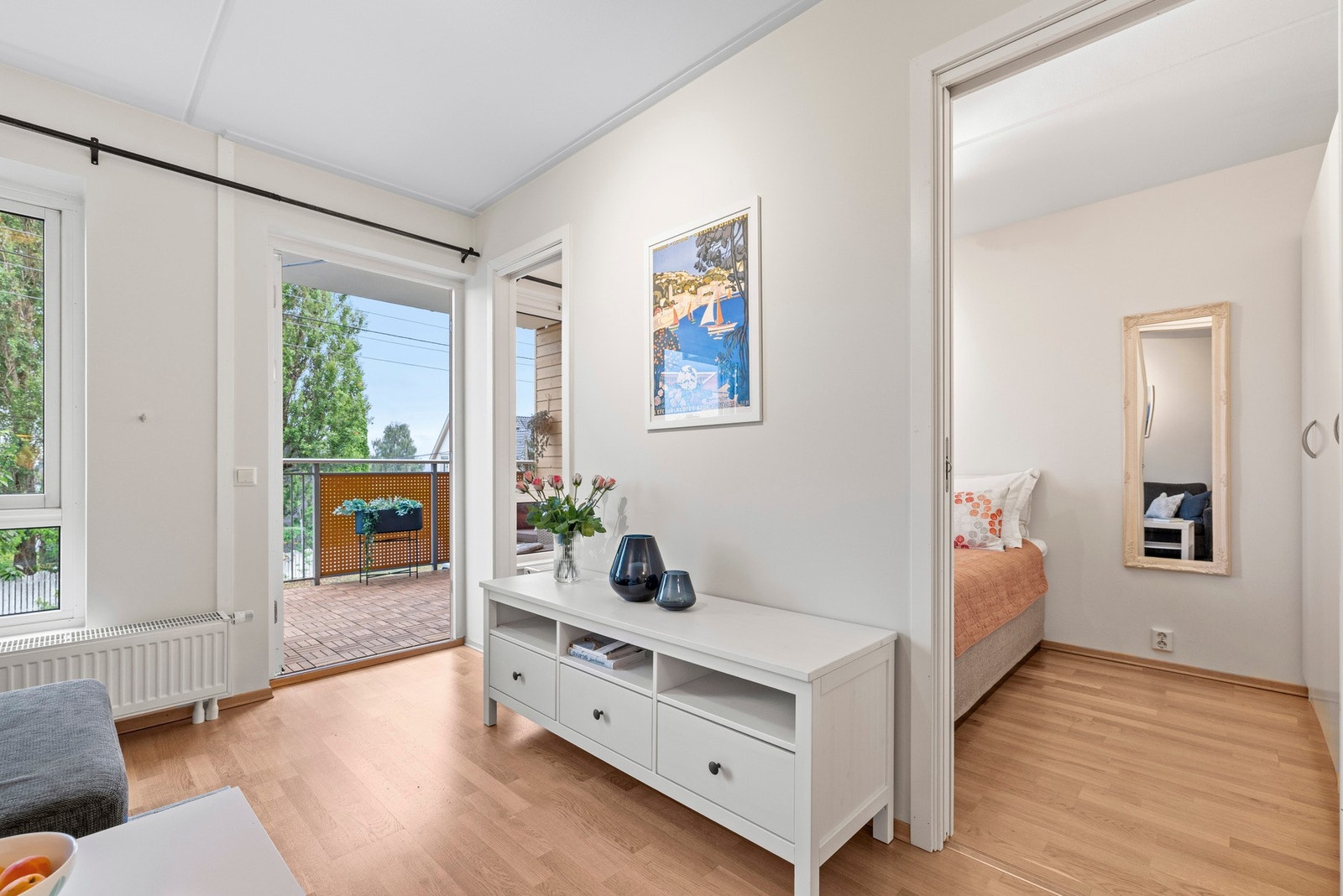 Stue og gang er nymalt i en lun og innbydende farge. Galleribilde