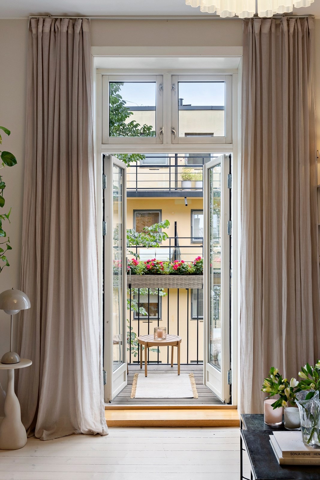 Kombinasjonen av varme fargetoner, takhøyde og peis skaper en lun og innbydende stemning. Galleribilde