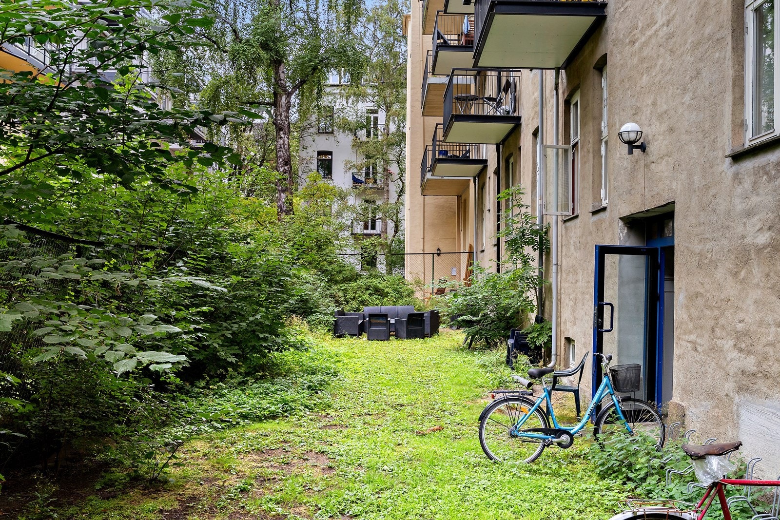 Grønn og skjermet bakgård med hyggelig sittegruppe - perfekt for rolige kaffestunder, småprat med naboen eller en pause fra bylivet. Galleribilde