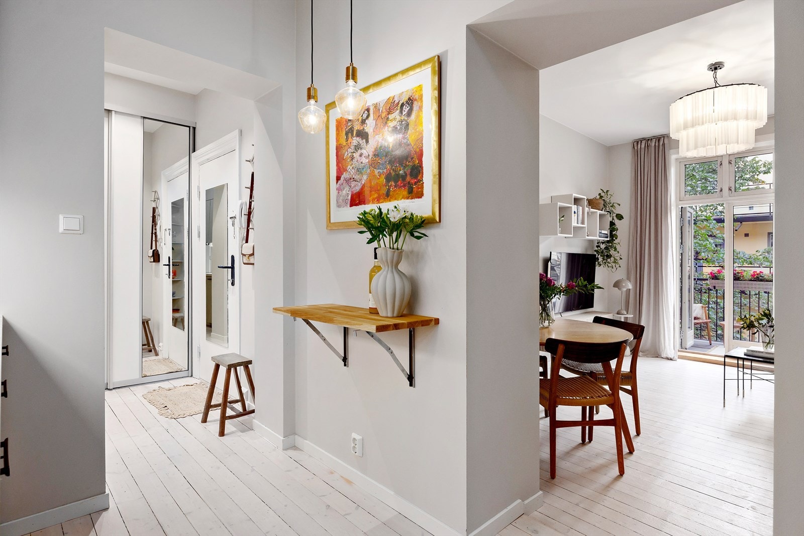 Velkommen inn - romslig entré med naturlig adskilt inngangssone. Galleribilde