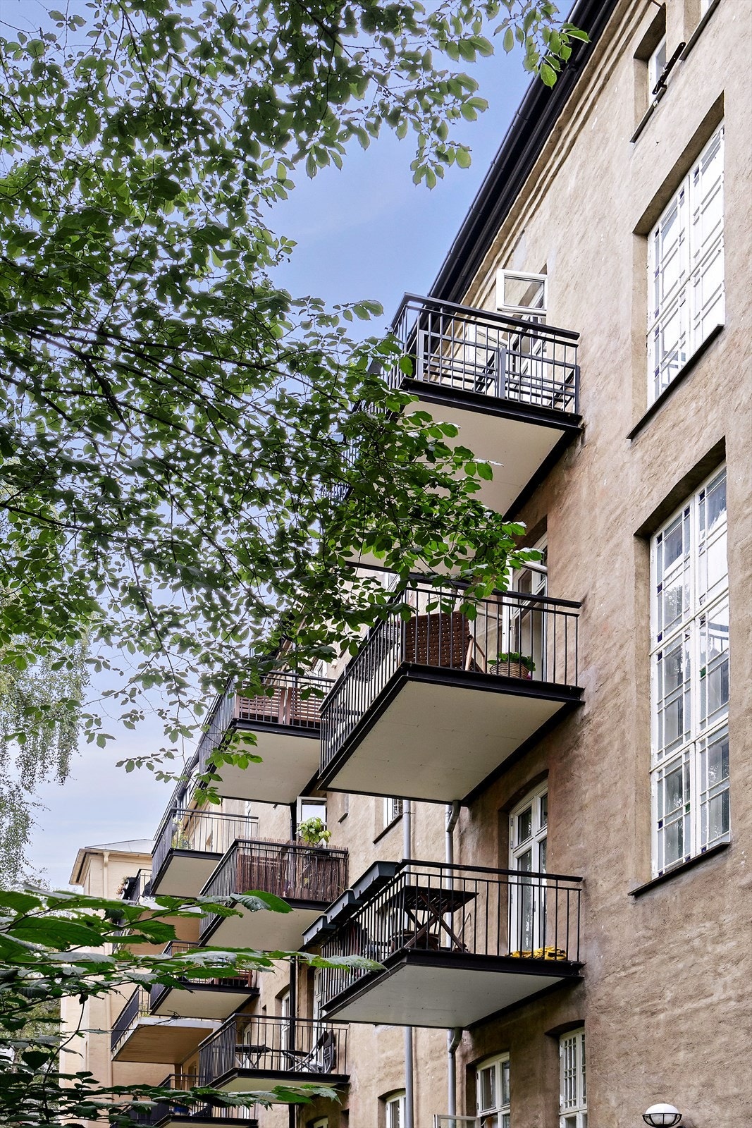 Klassisk bygård med karakter - balkongrekken vender mot en stille, grønn bakgård og gir hver leilighet sin private utendørssone. Galleribilde