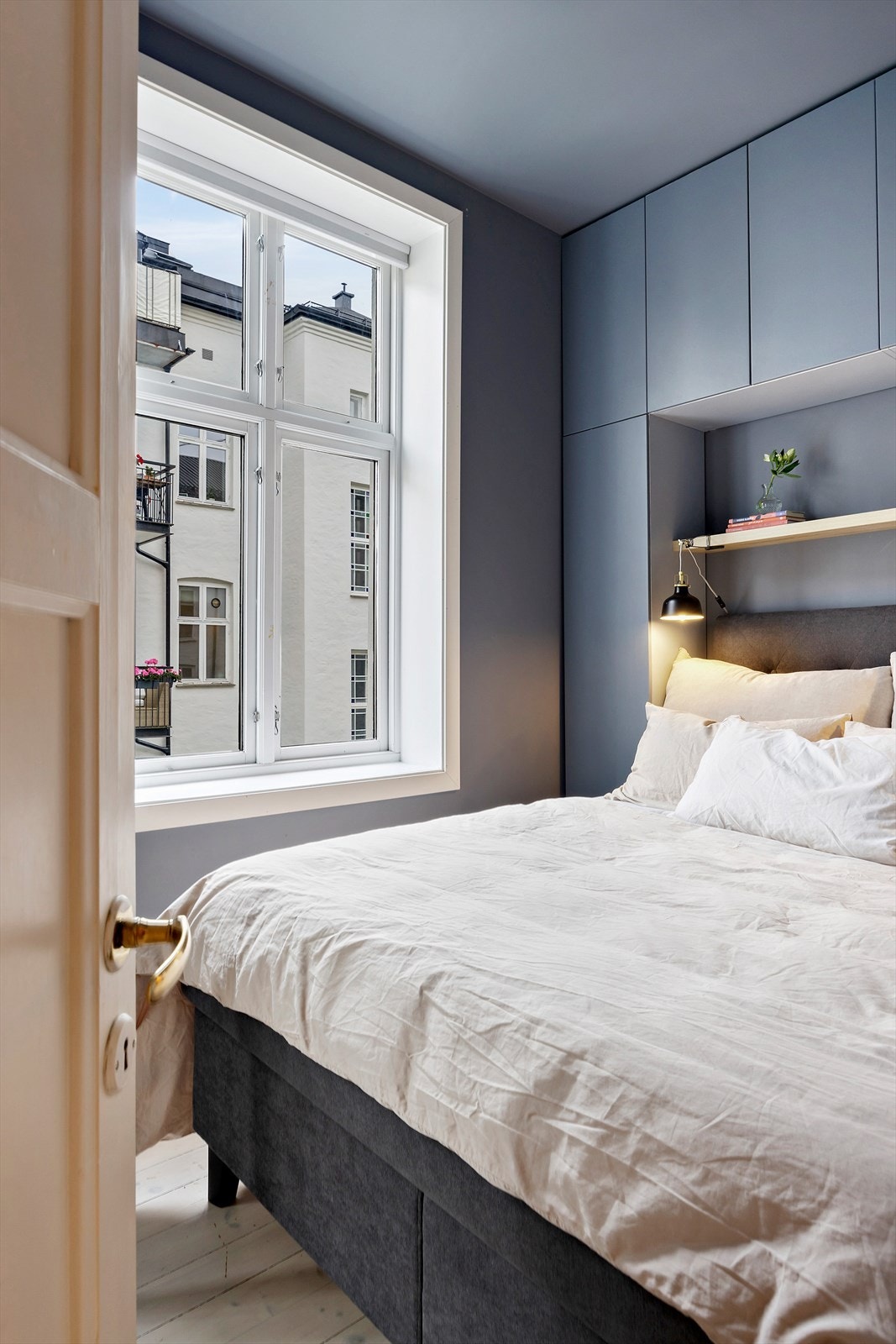 Rolig og skjermet soverom med god plass til dobbeltseng - perfekt for deg som vil sove godt midt i byen. Galleribilde