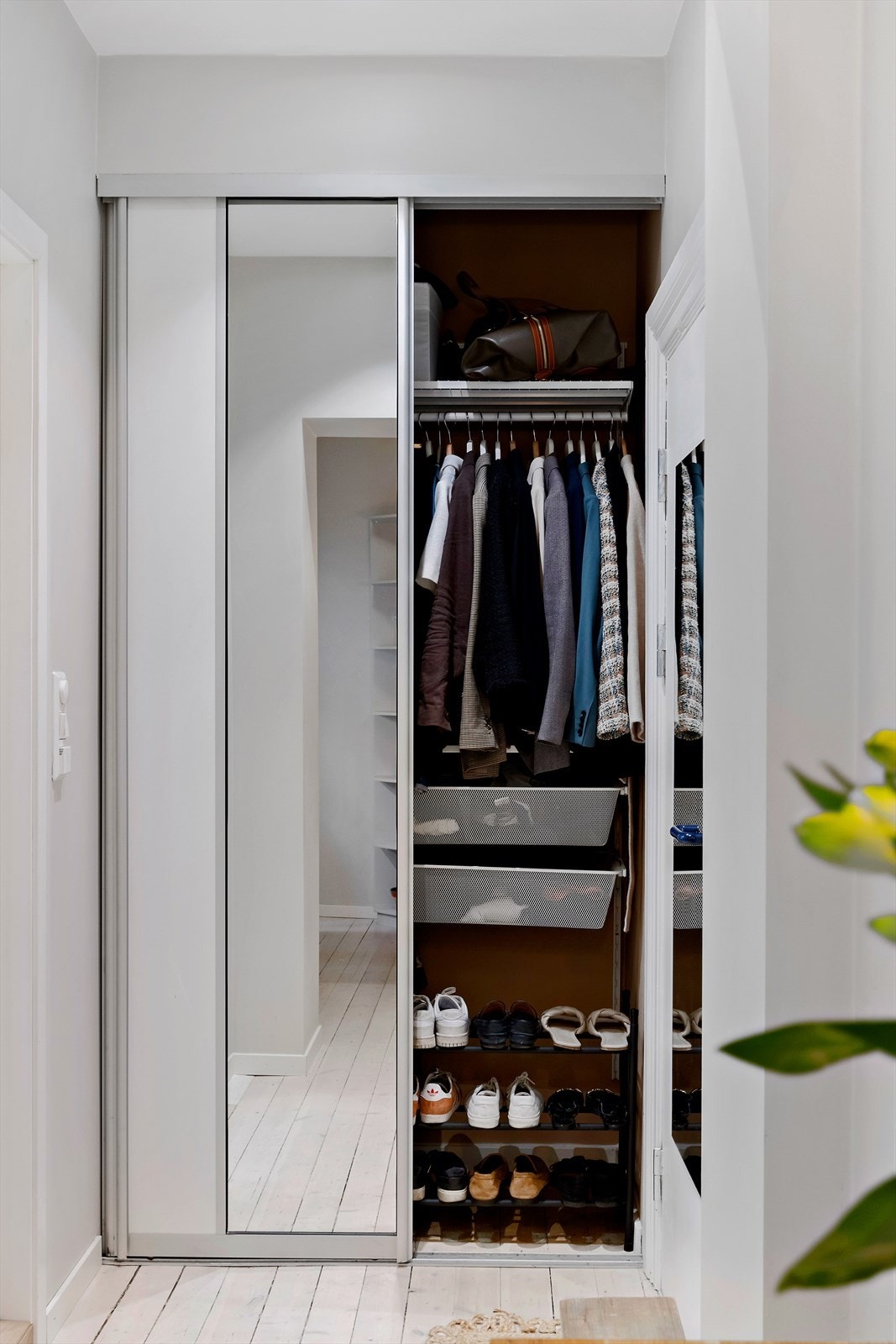Smart skyvedørsgarderobe med speil og god oppbevaringsplass - praktisk løsning som holder entréen ryddig og romslig. Galleribilde