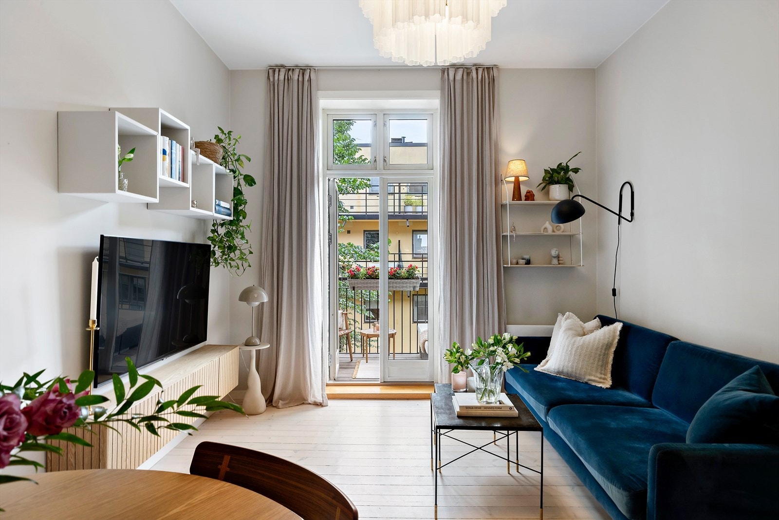 Store vindusflater og god takhøyde gir stuen en lys og luftig atmosfære - her bor du med ro midt i byen. Galleribilde