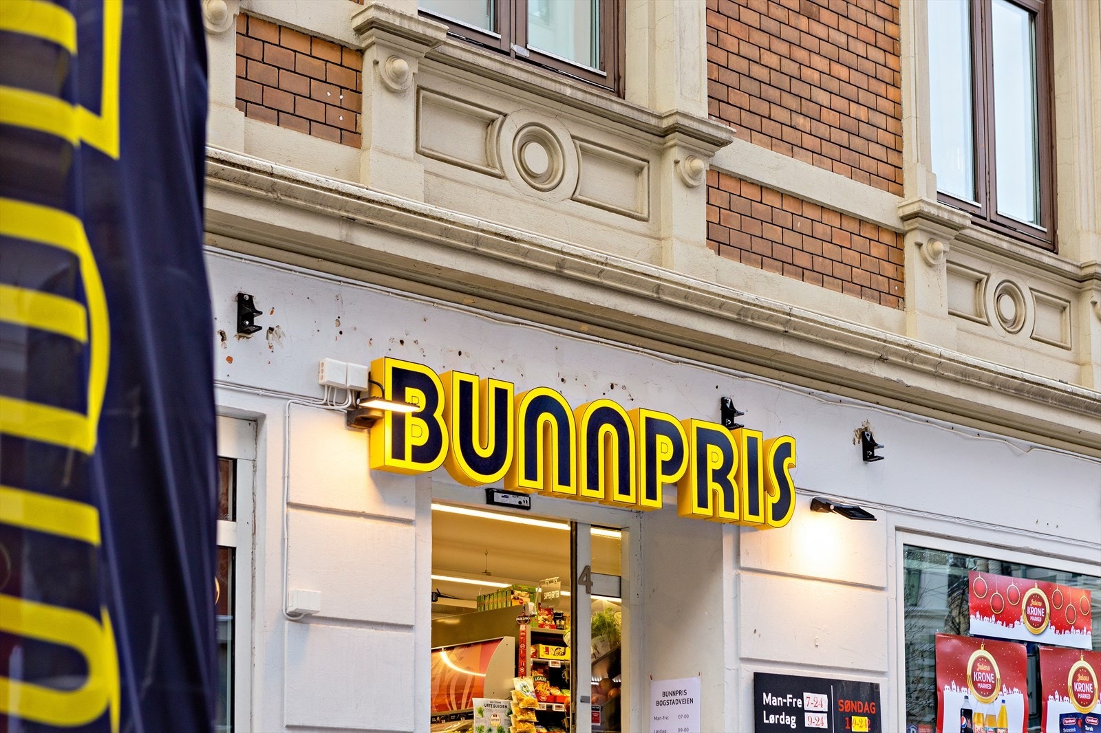 Bunnpris Bogstadveien, som ligger kun rundt 250 meter fra boligen - en kort og flat spasertur på under 3 minutter. Generøse åpningstider, inkludert søndagsåpent, derfor alltid tilgang til dagligvarer rett i nærheten. Dette er en viktig bonus i hverdagen. Galleribilde