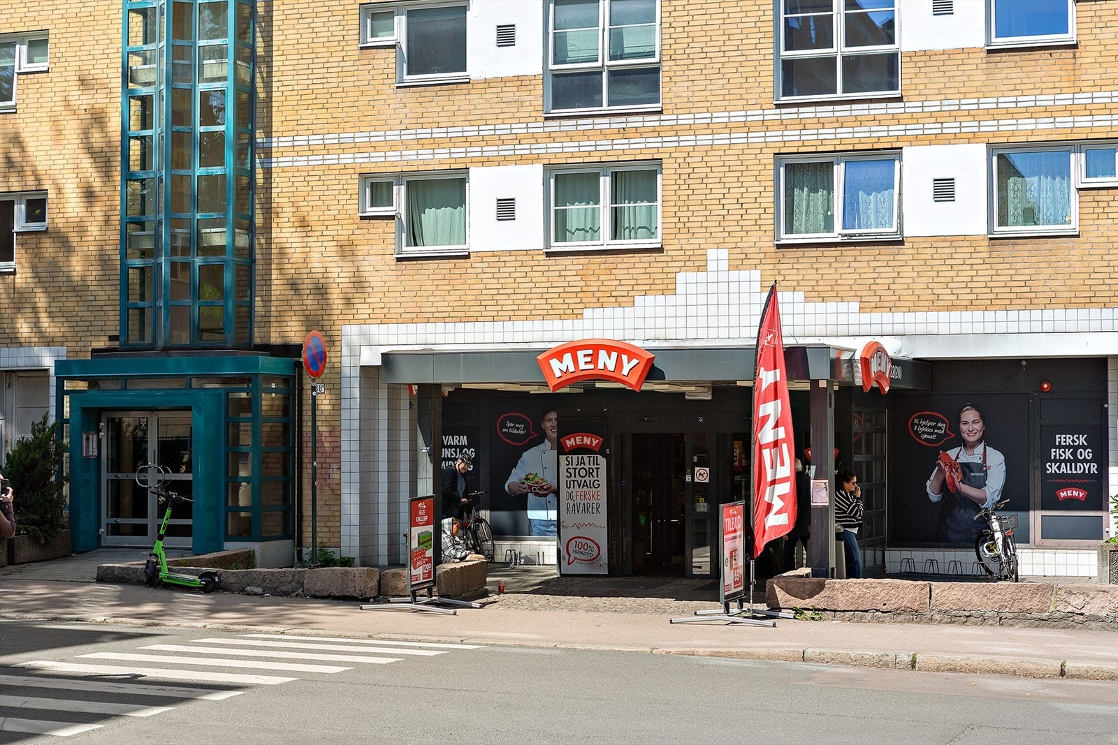 Meny Bogstadveien - kun 4-5 min gange fra Vibes gate 16D. Velassortert dagligvarebutikk med ferskvare, varm mat og stort utvalg. Galleribilde