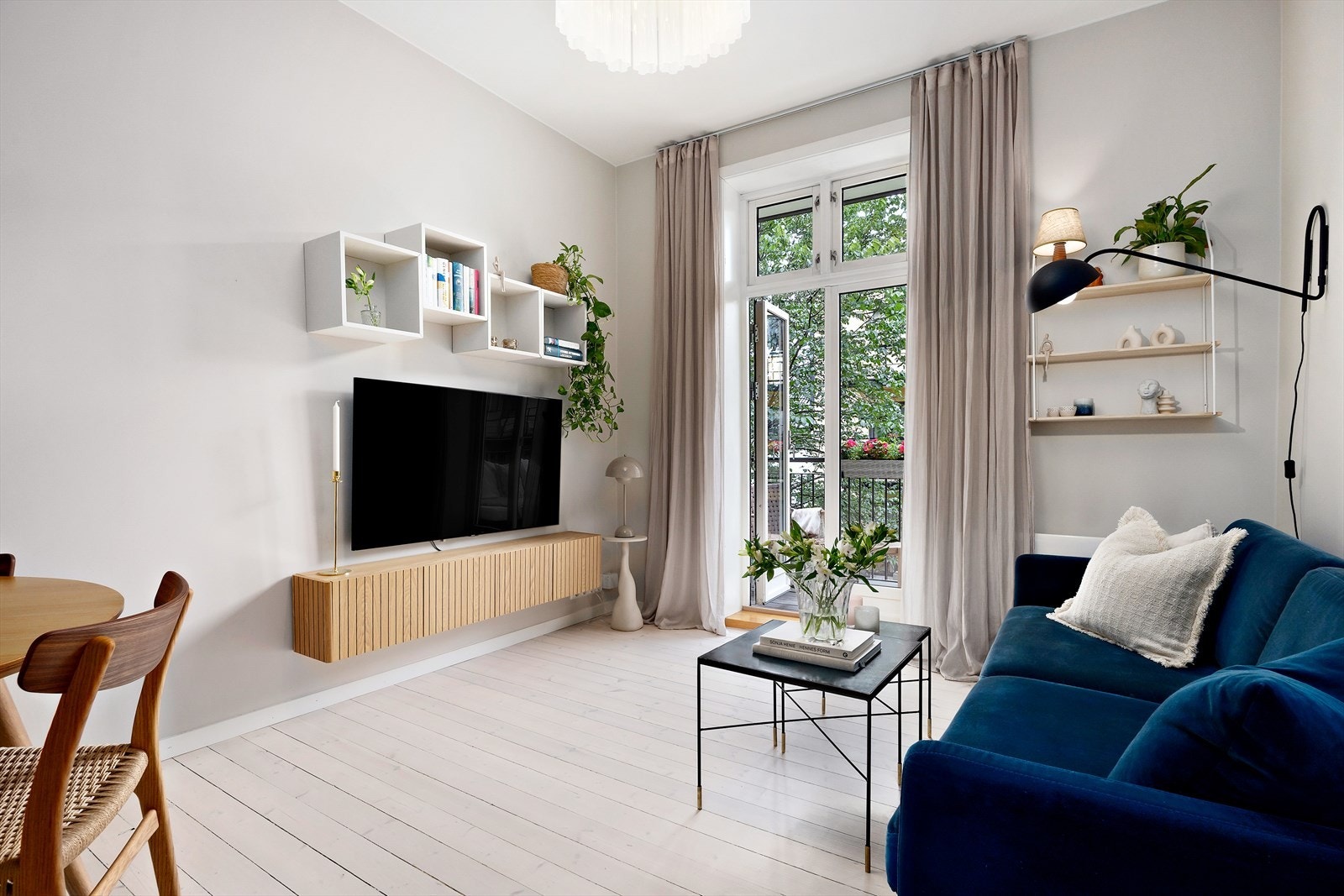 Åpen og sosial stue med direkte utgang til balkongen - perfekt for varme sommerkvelder og hyggelige sammenkomster. Galleribilde