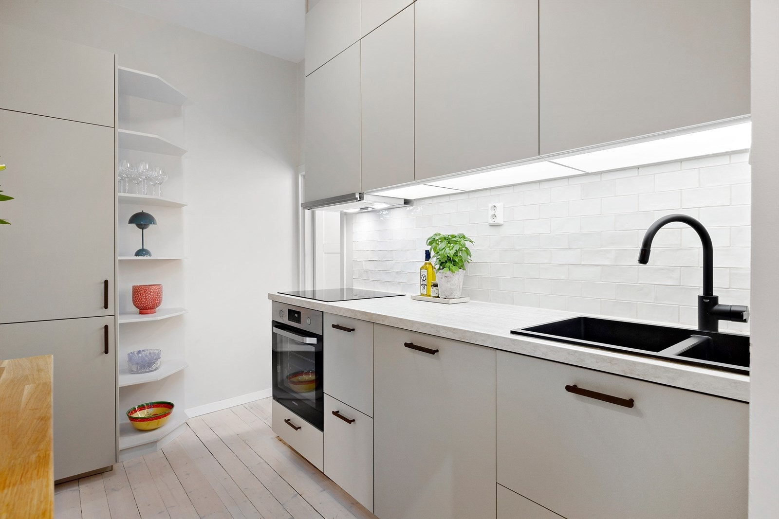 Moderne kjøkken fra 2023 med integrerte hvitevarer og rene linjer. Galleribilde