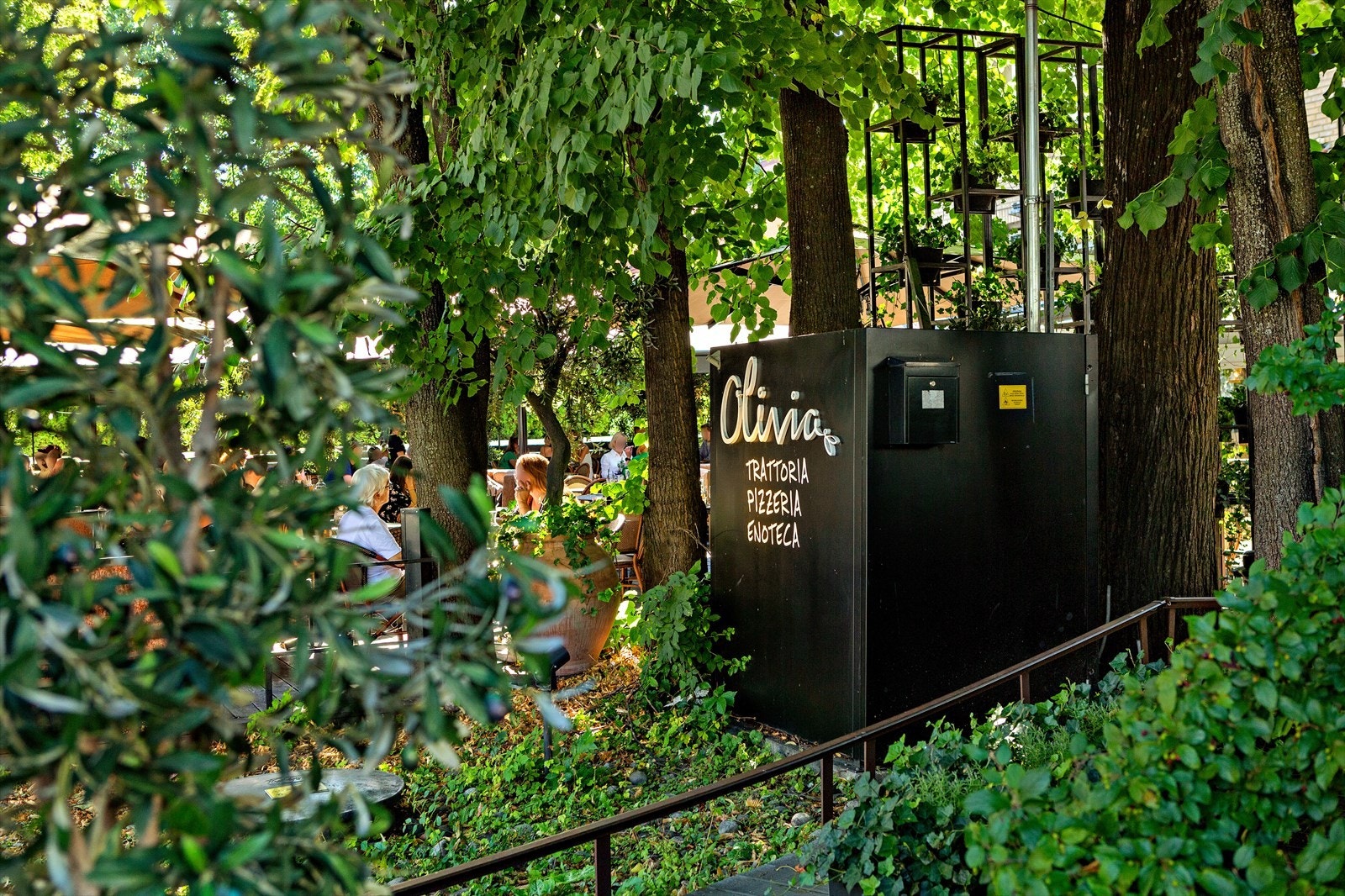 Olivia i Bogstadveien - italiensk mat og uteservering i grønne omgivelser. Galleribilde