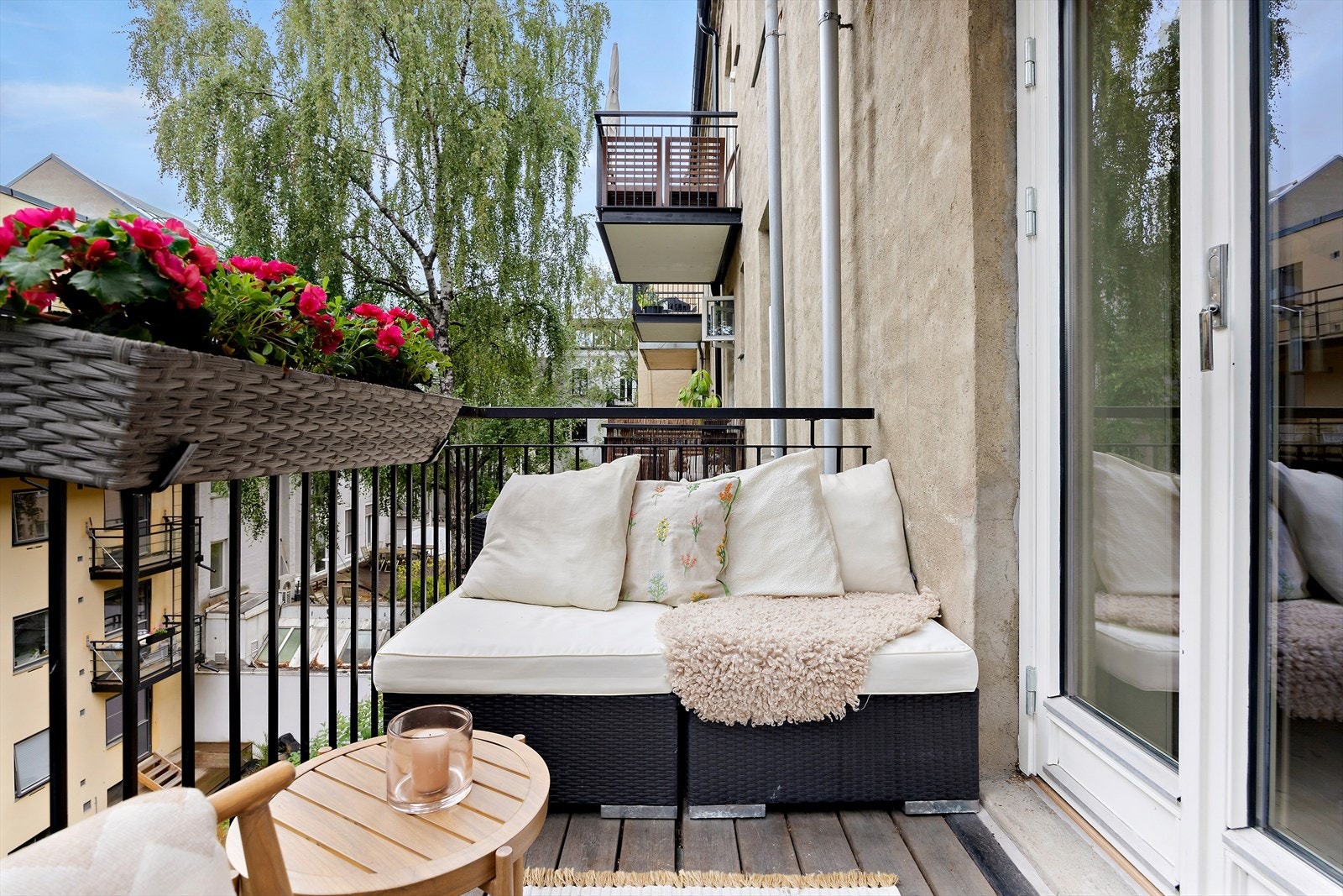 Vestvendt balkong med sol fra tidlig ettermiddag til sen kveld - perfekt for å nyte middagen utendørs eller avslutte dagen i kveldssolens lune lys. Galleribilde