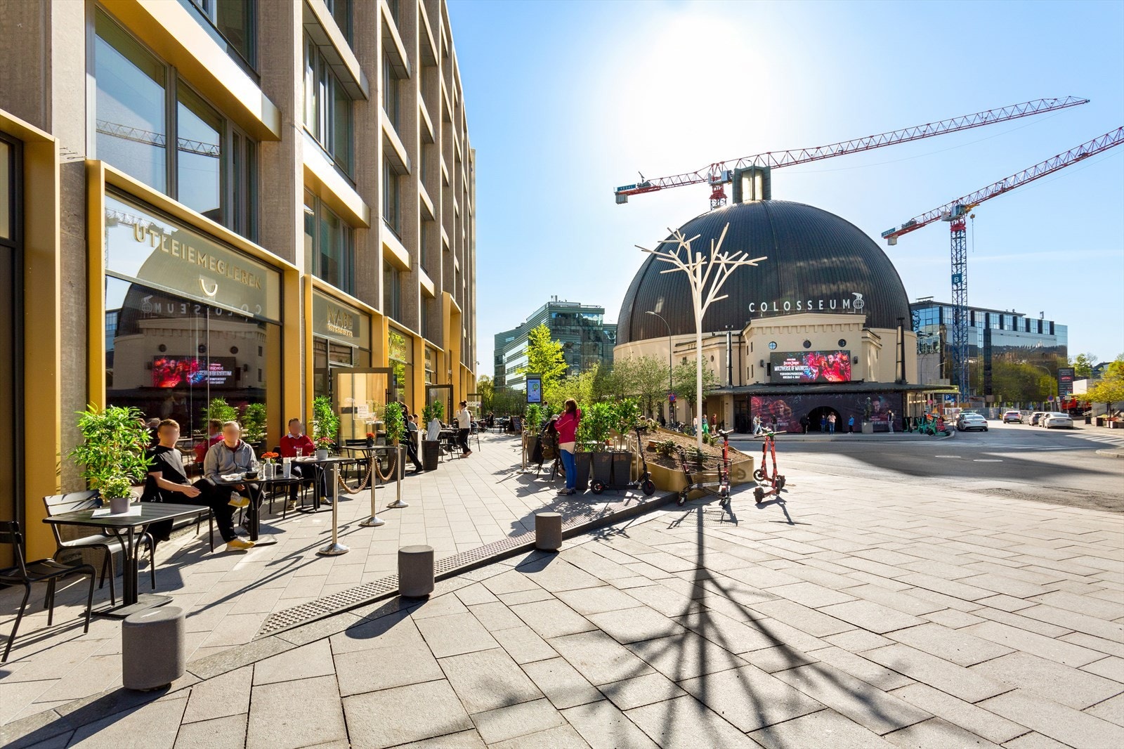 Colosseum Kino ligger omtrent 650 meter fra Vibes gate 16D, tilsvarende ca. 8 minutters gange. Det gjør det enkelt å stikke bort for en kinokveld, eller kombinere med en kaffe på et av serveringsstedene i området rundt Majorstuen. Galleribilde