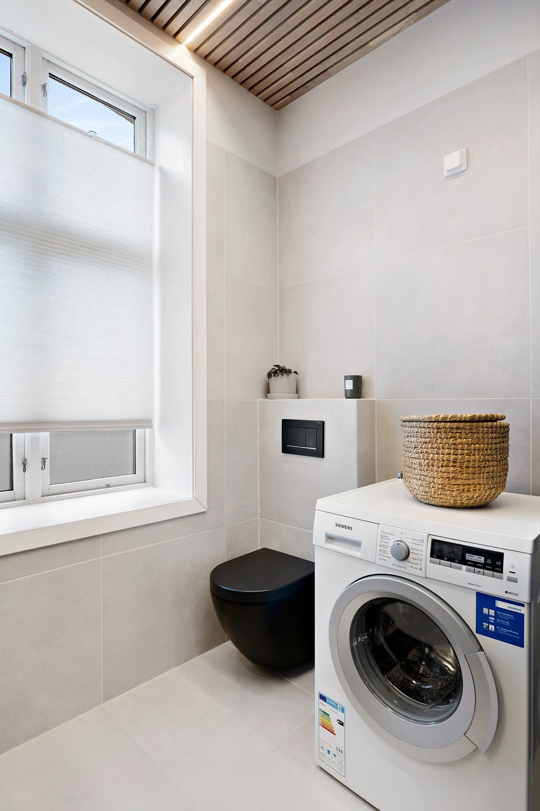 Badet har moderne og gjennomført stil med sort toalett og sorte detaljer - gir et eksklusivt og helhetlig uttrykk. Galleribilde