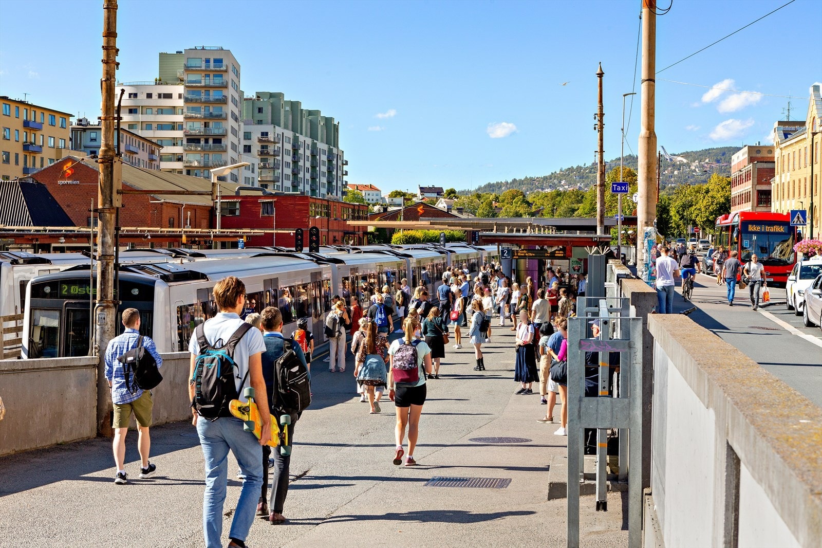 Majorstuen T-banestasjon - et av byens viktigste knutepunkt - kun få minutter unna med tilgang til hele Oslo. Galleribilde