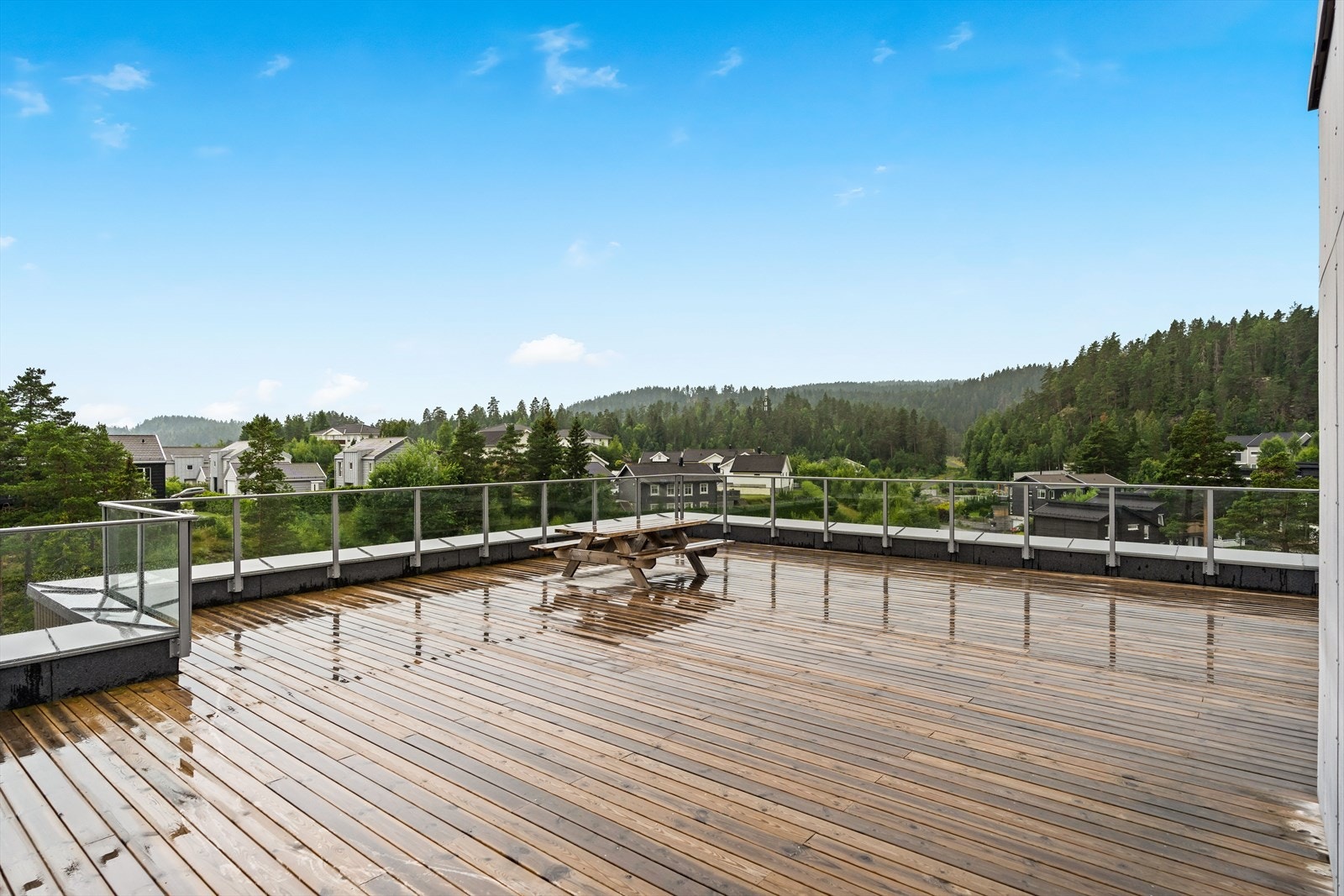 Leiligheten disponerer også en felles takterrasse som er perfekt på solrike dager. Galleribilde