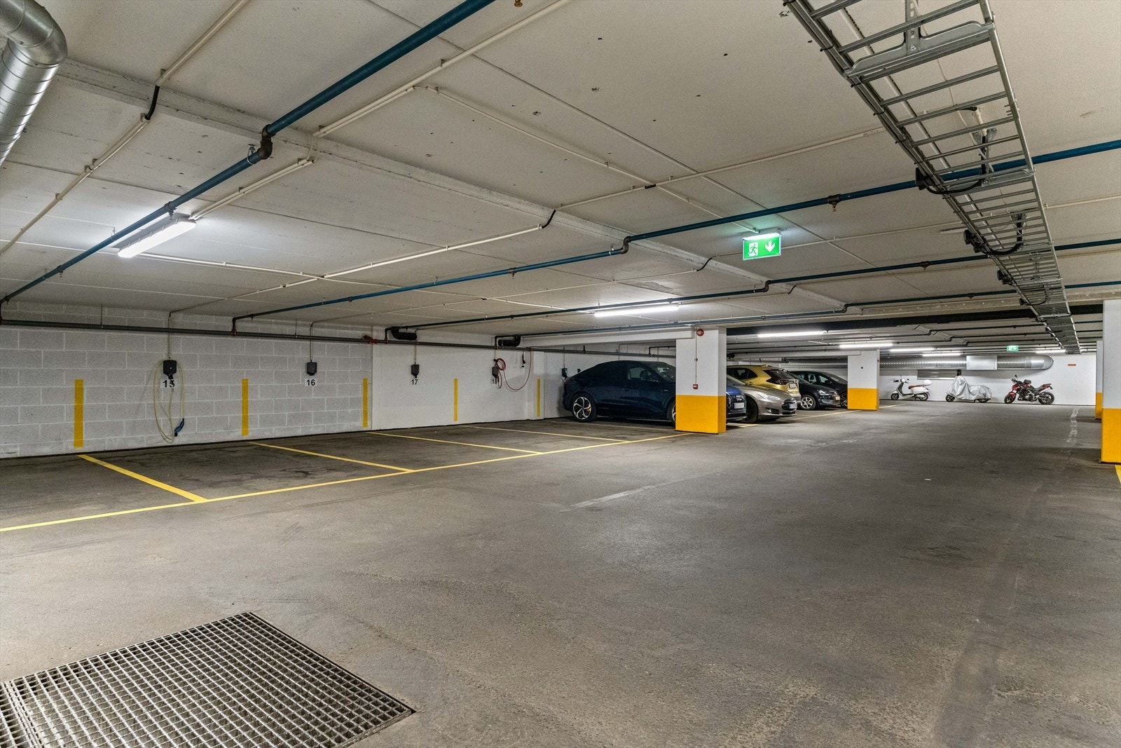 Parkeringsplass i garasjekjeller. Galleribilde