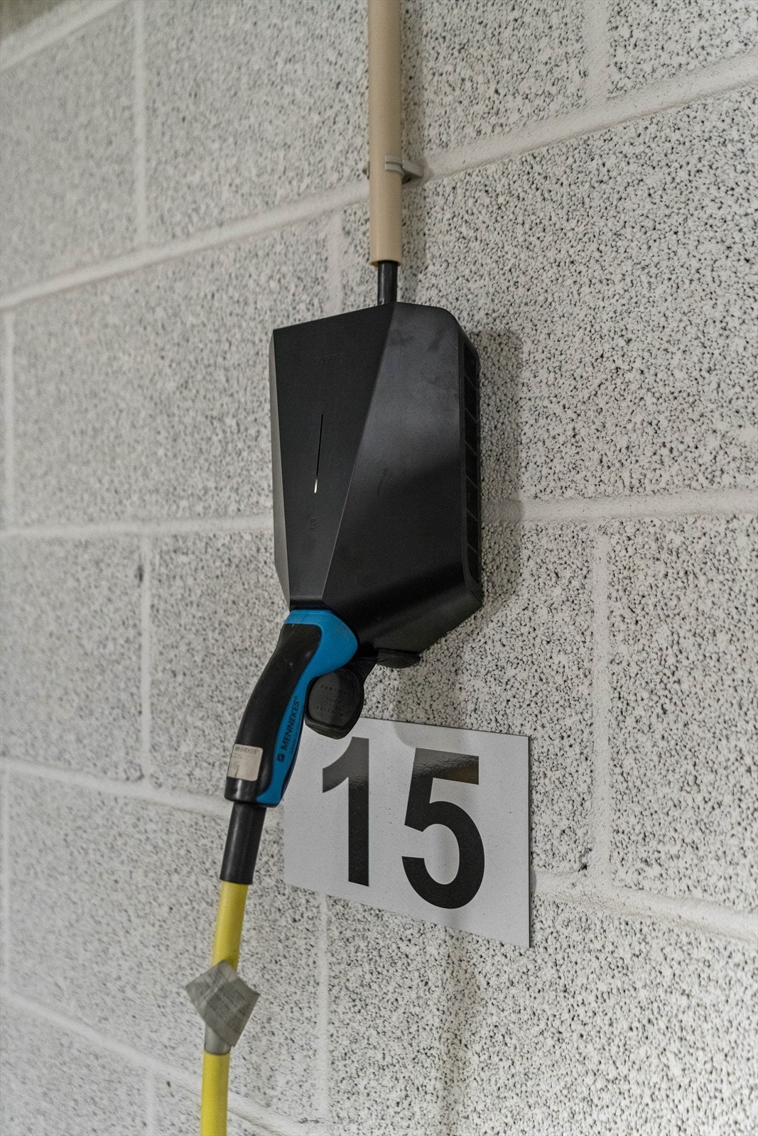 Ladeboks for elbil er montert på plassen. Galleribilde