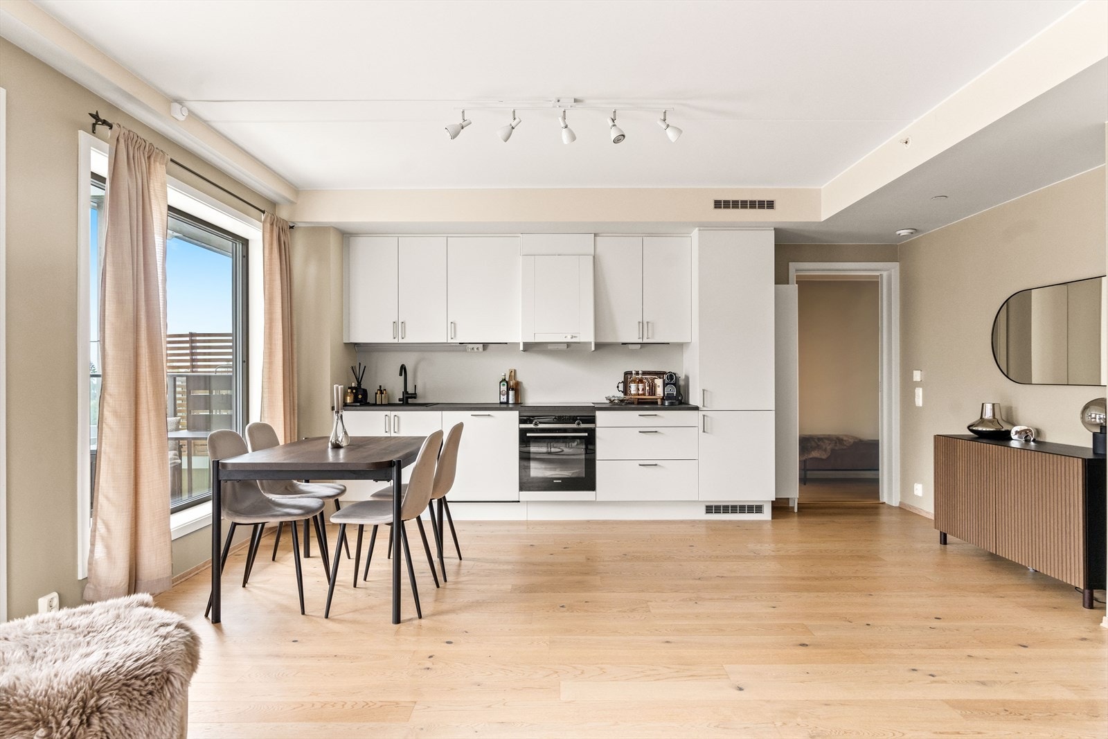 Dette er en lekker og innbydende 2-roms leilighet, med beliggenhet i byggets 6. etasje. Galleribilde