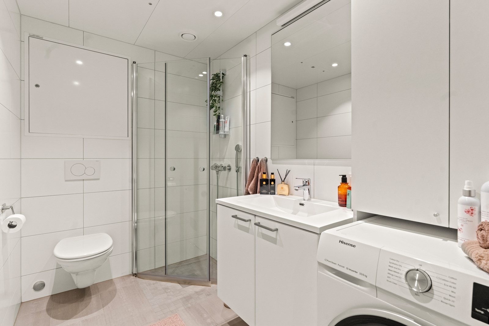 Badet er av god størrelse, moderne og delikat med fliser på gulv og vegger, samt downlights belysning. Galleribilde