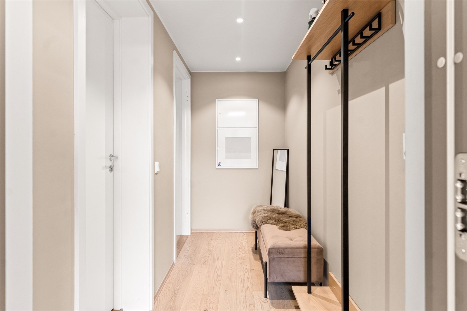 Leiligheten har en innbydende entré hvor det god plass til å henge fra seg yttertøy Galleribilde