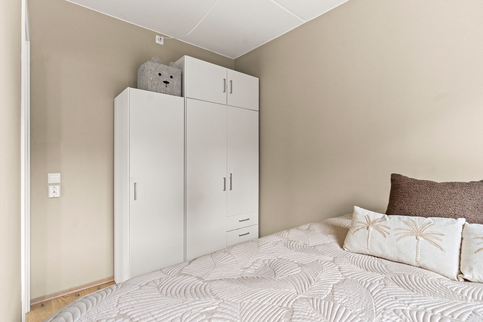 I tillegg er det montert garderobeskap med mye oppbevaringsmuligheter. Galleribilde