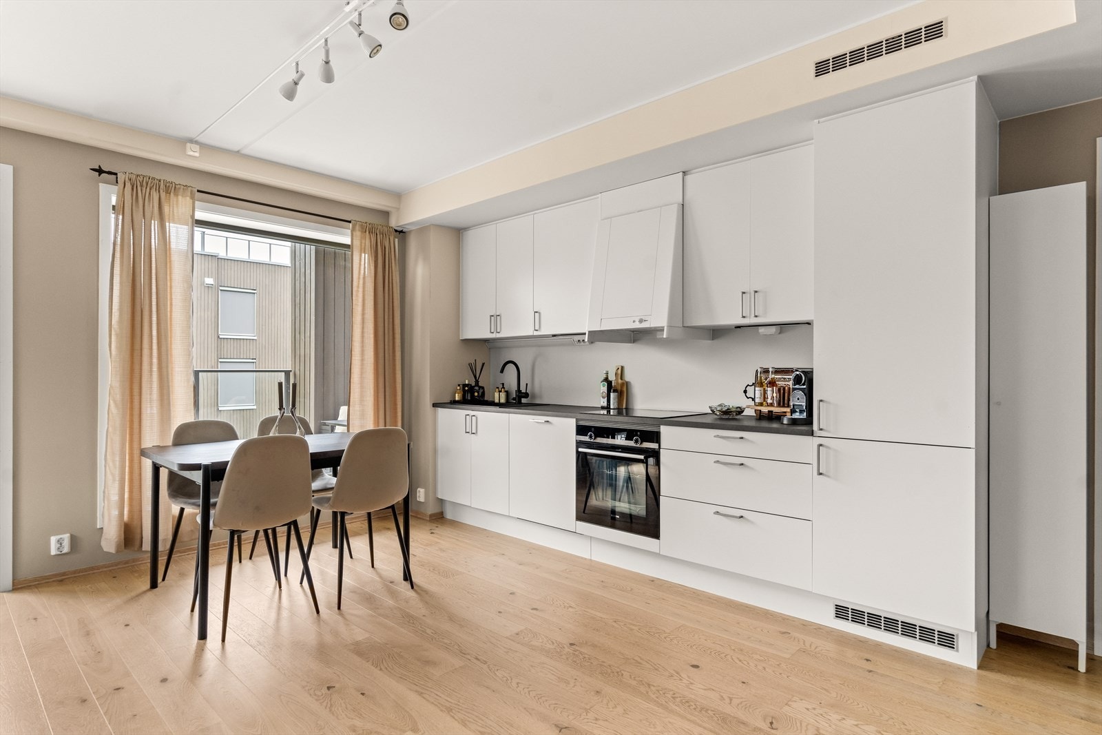 Den åpne kjøkkenløsningen er perfekt for deg som er sosial, og liker å ha middagsgjester. Galleribilde