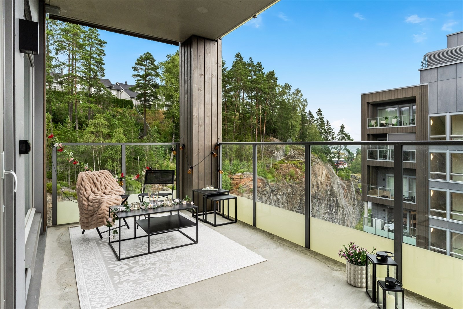 Med adkomst fra stuen kommer du ut til en luftig og delikat balkong på 18 kvm. Galleribilde