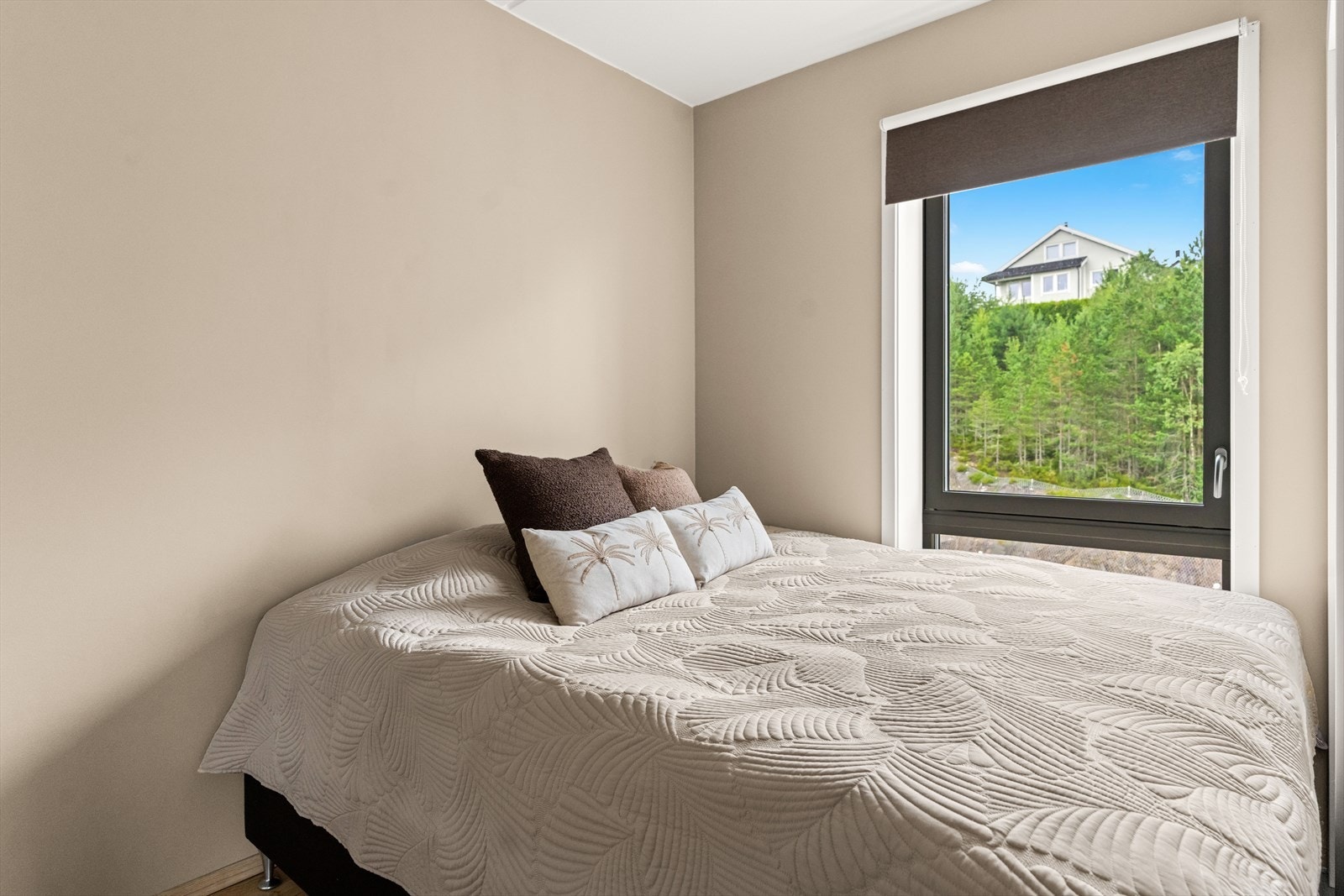 Leilighetens soverom har god plass til dobbeltseng og tilhørende nattbord. Galleribilde