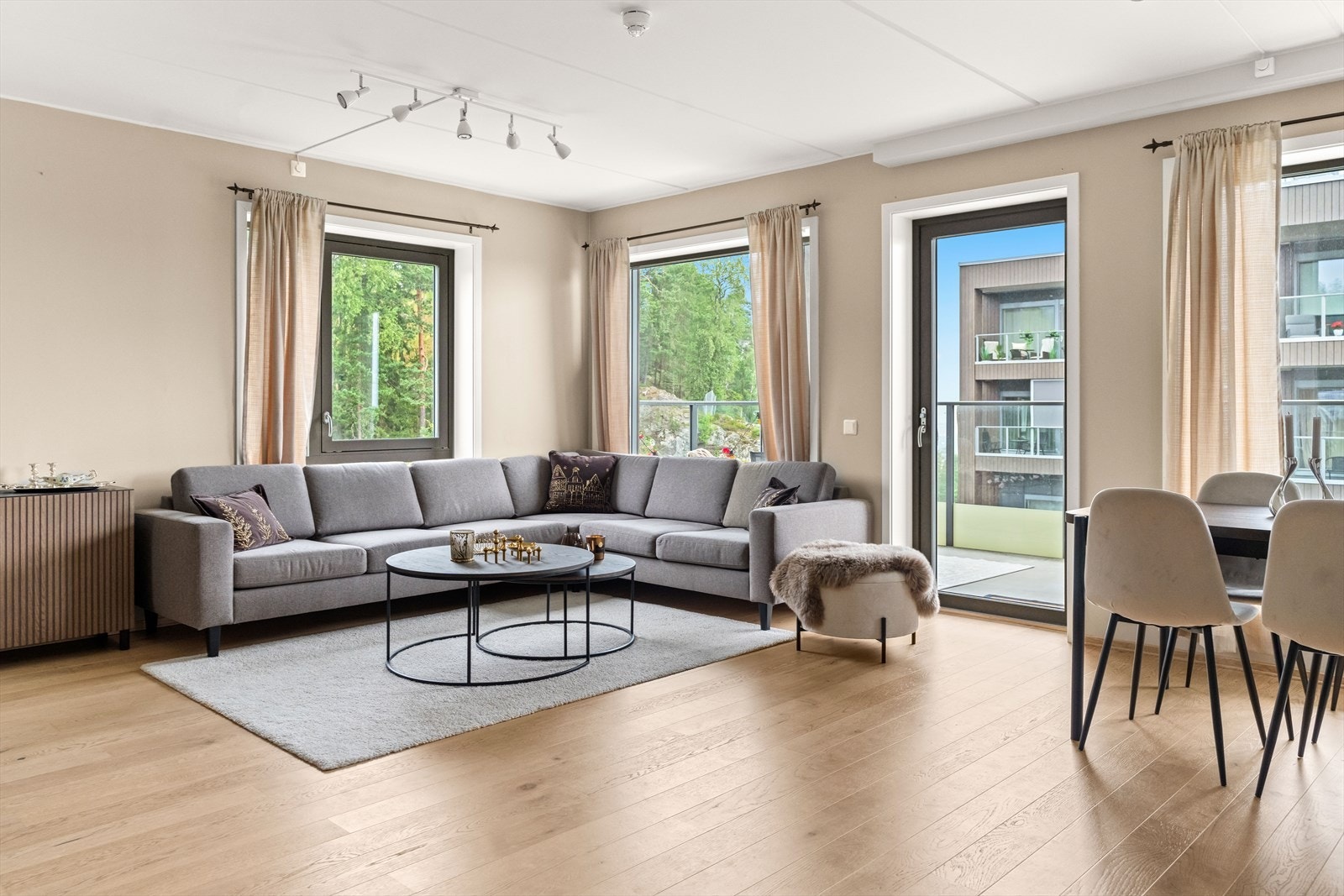 De store vindusflatene slipper inn rikelig med naturlig lys, som skaper en behagelig atmosfære. Galleribilde