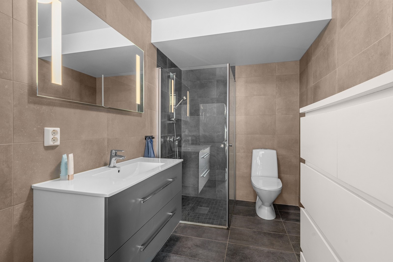 Bad hybel m/dusjnisje med innfellbare glassdører Galleribilde