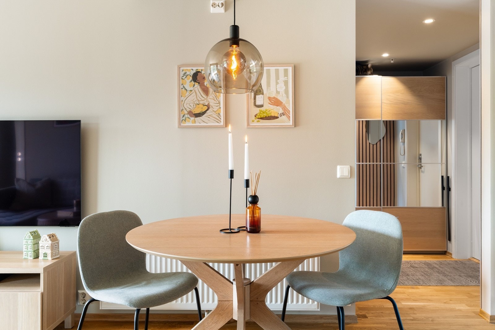 Spiseplass i tilknytning til kjøkkenet - perfekt for både hverdagsmåltider og hyggelige sammenkomster. Galleribilde