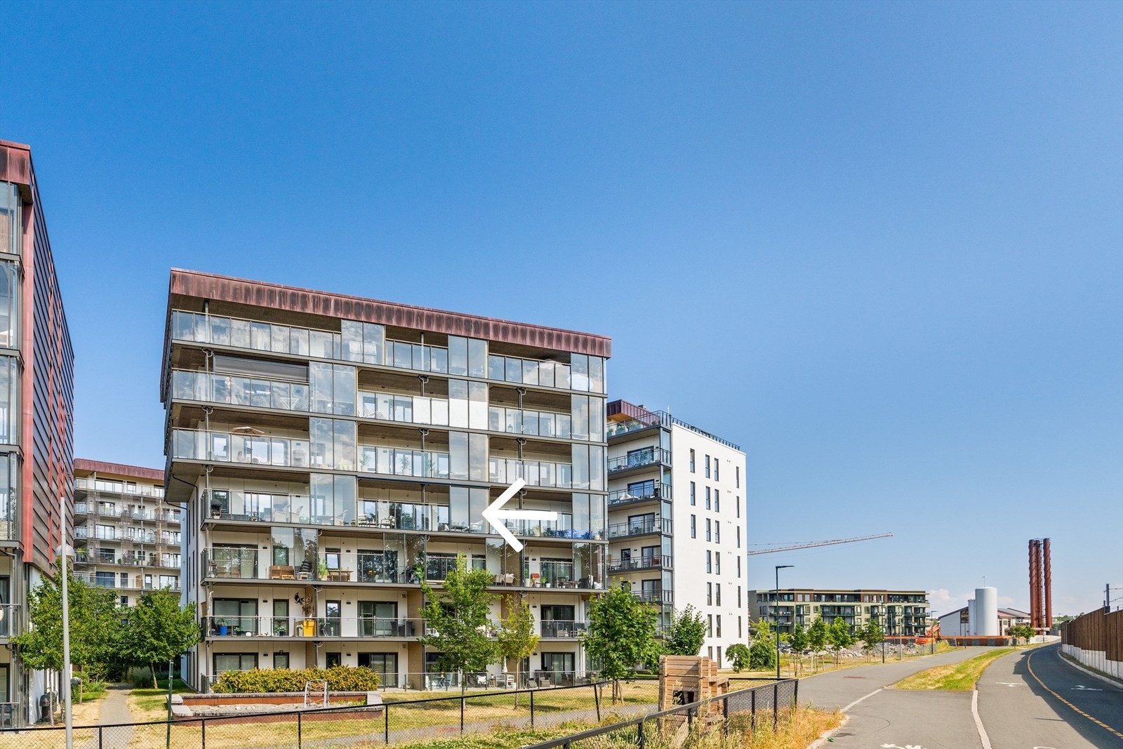 Beliggenheten er både sentral og tilbaketrukket, med kort vei til Solsiden, Midtbyen og populære turområder som Ladestien. Galleribilde
