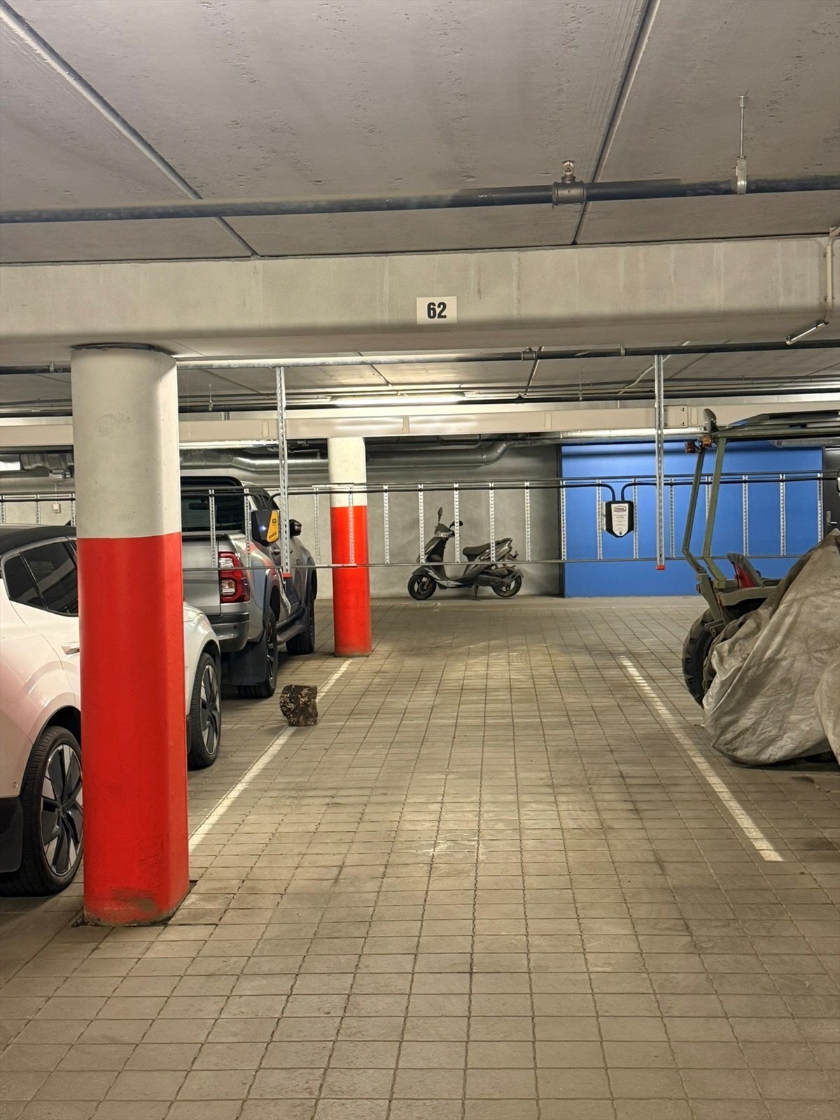 Leiligheten har fast plass i parkeringskjelleren. Galleribilde