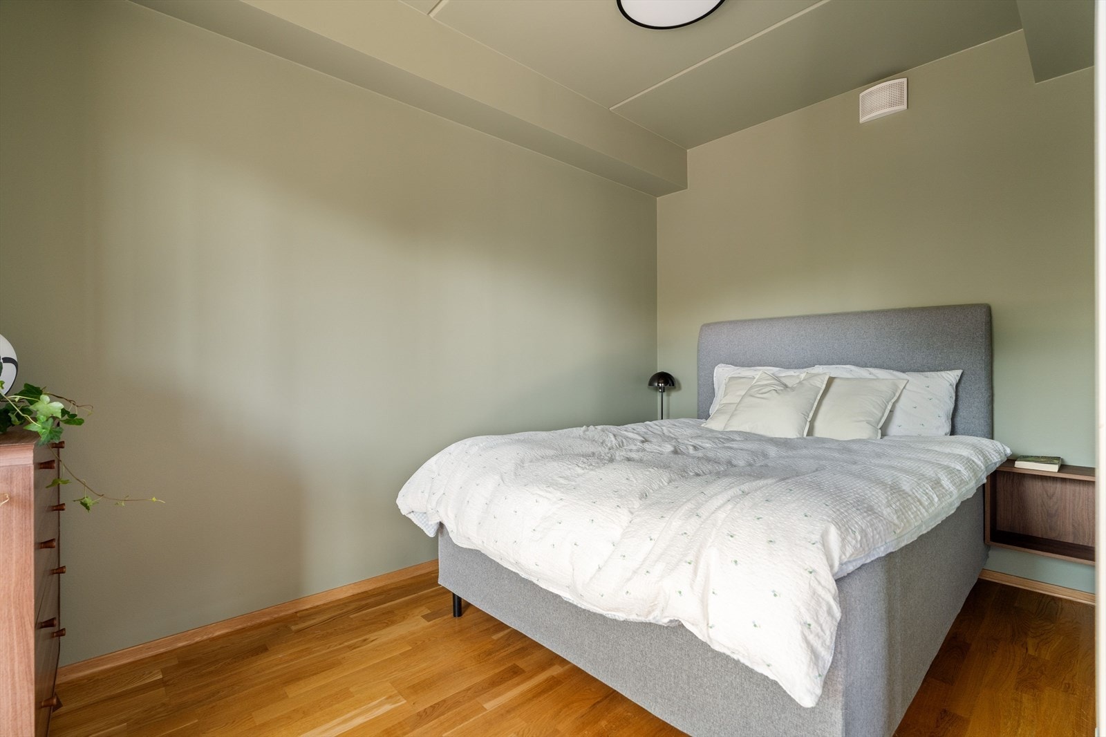 Hovedsoverommet på 8,5 m² - malt i rolige fargetoner og med vindu mot balkong. Galleribilde