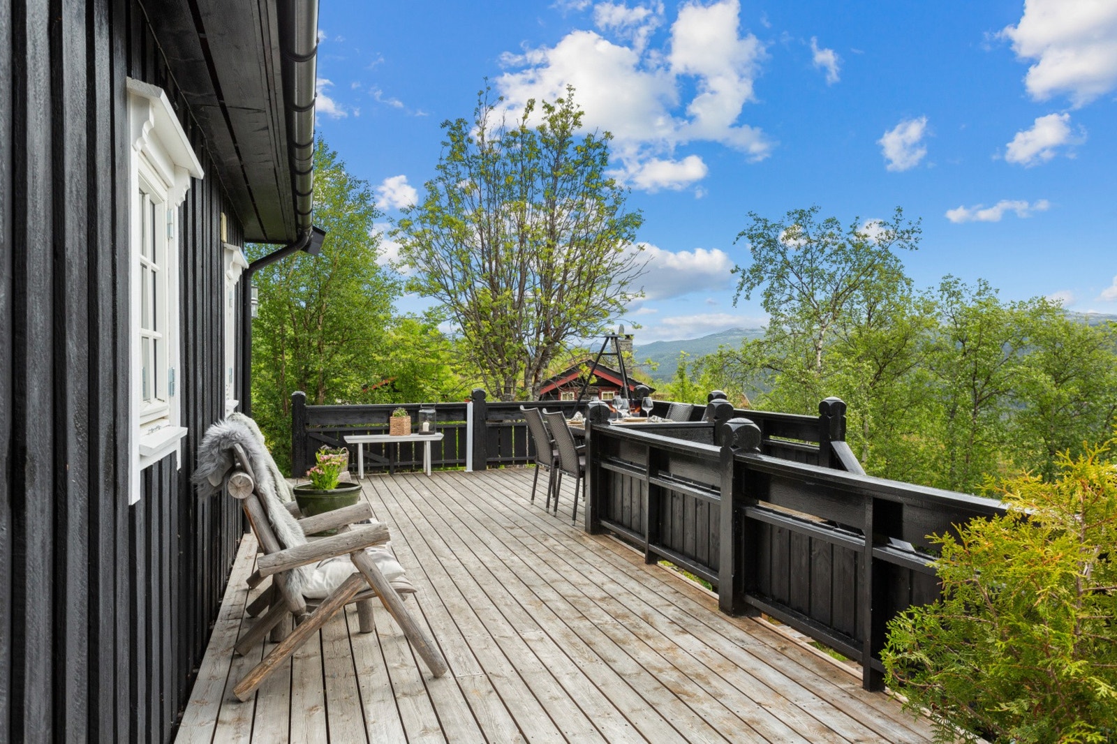 Terrassen har nedgang til tomta. Galleribilde